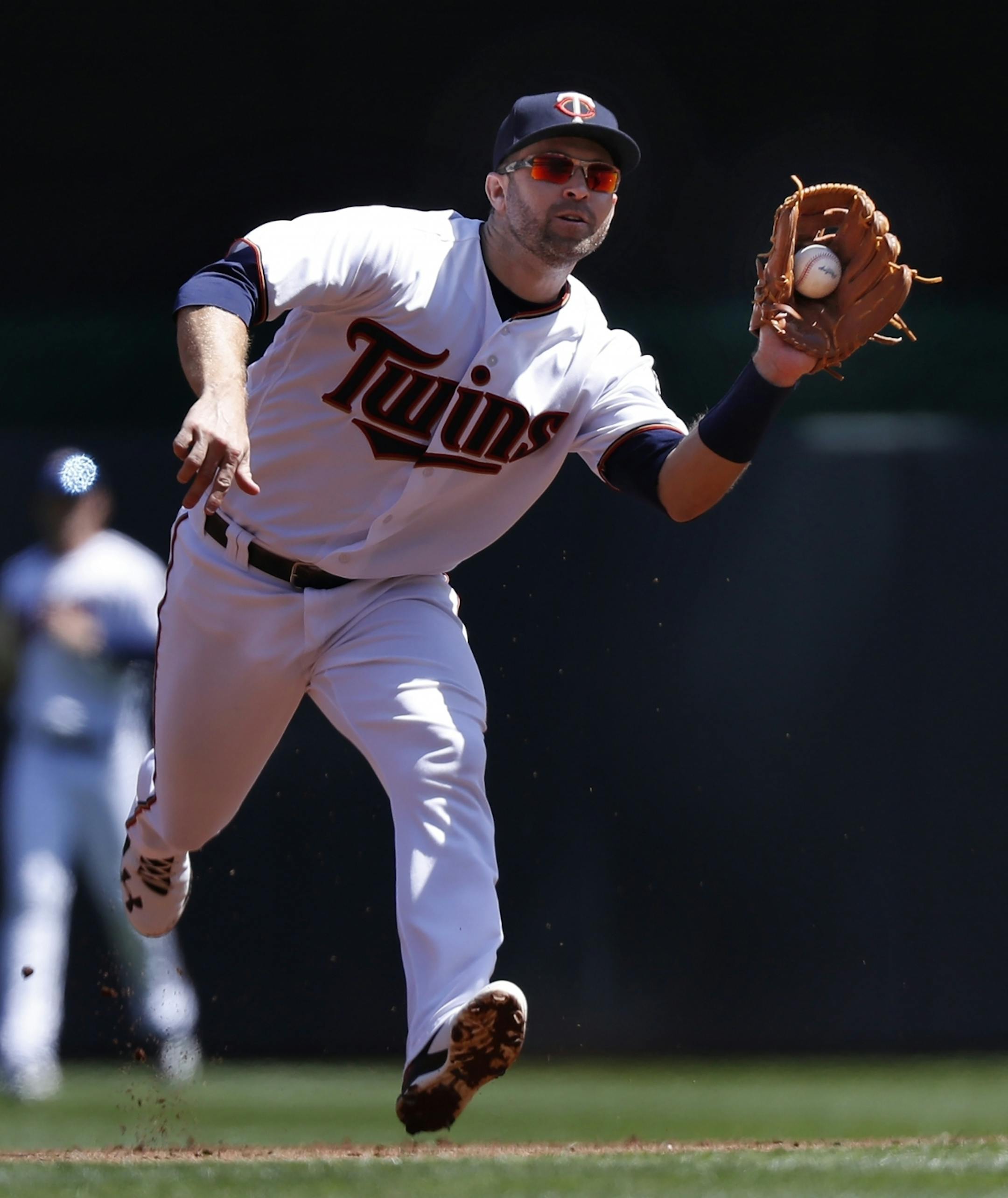 Adam Duvall(3) lines out softly to 2B Brian Dozier(2) in the top of the 2nd inning.