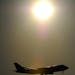 Ein Flugzeug fliegt am 26.11.2013 am Flughafen in Frankfurt am Main (Hessen) scheinbar an der fahlen Sonne vorbei. Photo by: Daniel Reinhardt/picture-