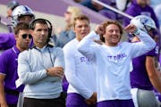St. Thomas coach Glenn Caruso, left foreground, watched from the sideline in the team’s opener. His Tommies face San Diego at noon Saturday.