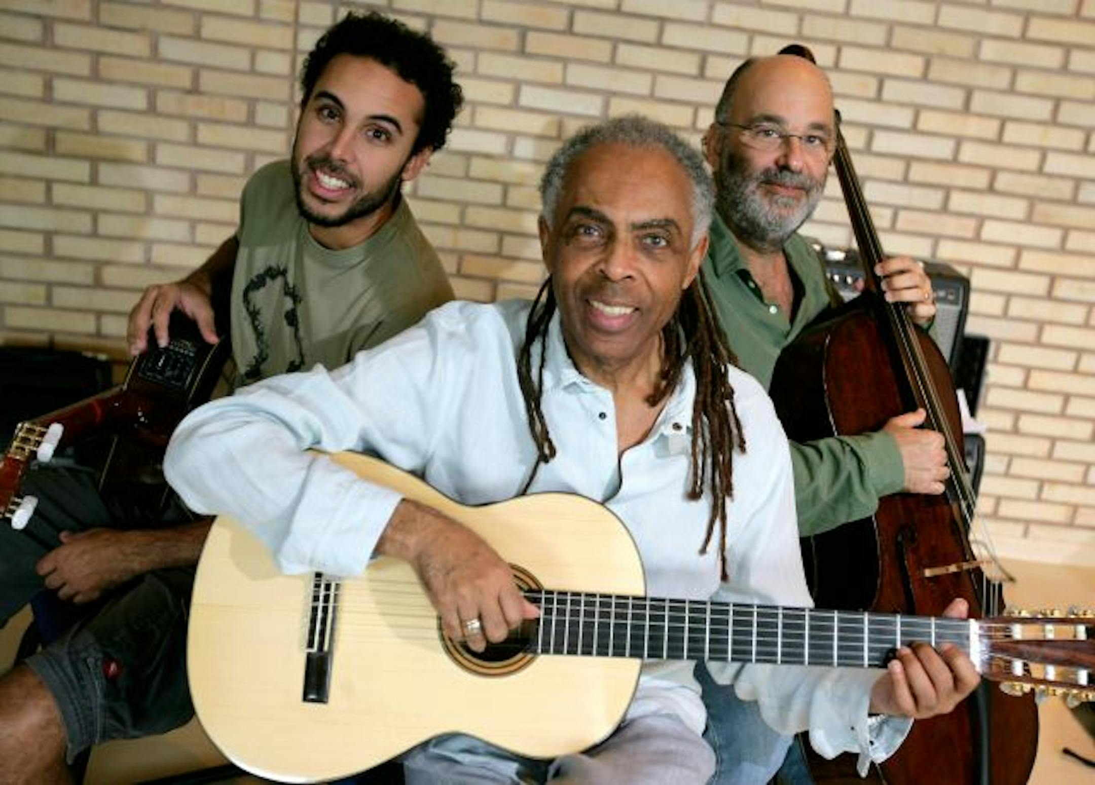 Gilberto Gil, vocals and guitar, Jaques Morelenbaum, cello and Bem Gil, guitar and percussion.
