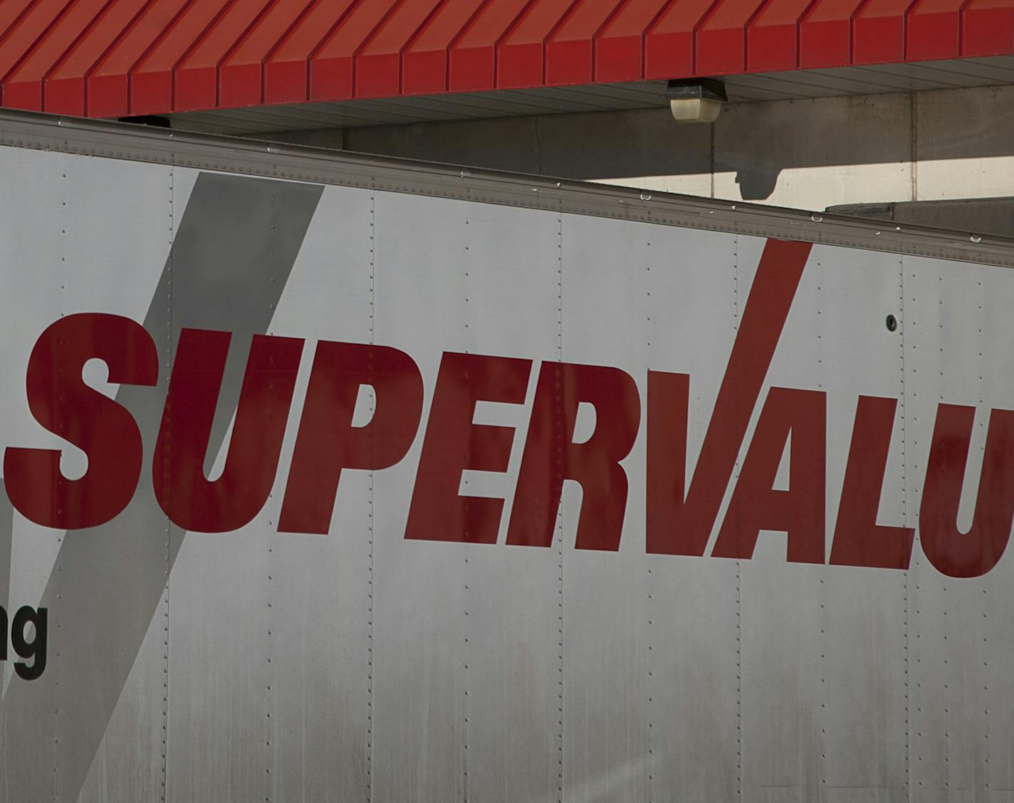 The Supervalu Inc. logo is displayed on a truck at a distribution center in Hopkins, Minnesota on Monday, Jan. 9, 2012. Inventories at U.S. wholesalers rose 0.1 percent following a 1.2 percent revised gain in October, Commerce Department figures showed today in Washington. Photographer: Ariana Lindquist/Bloomberg ORG XMIT: MIN2012091320292779