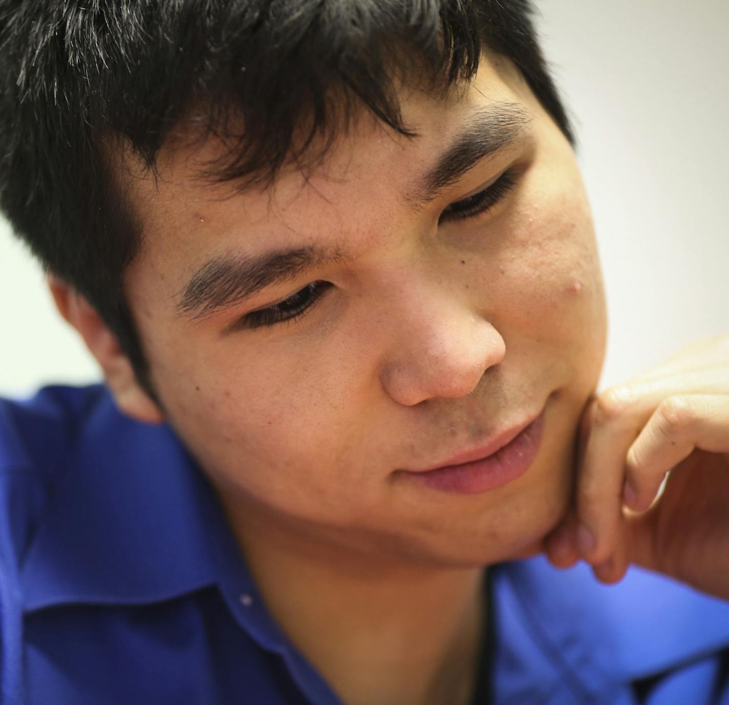 Chess Grandmaster Wesley So concentrated as he played chess with Sean Nagle at the Ridgedale Public Library on Friday, February 27, 2015 in Minnetonka, Minn. ] RENEE JONES SCHNEIDER &#x2022; reneejones@startribune.com