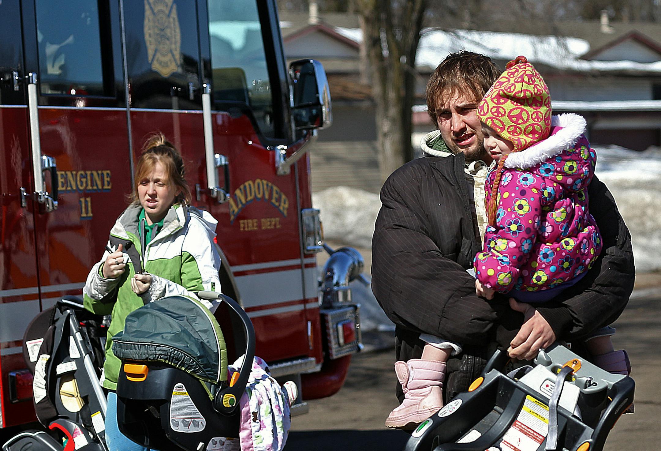 Samuel Heavirland and Melissa Haag carried their children to a warm car after the family had run through heavy smoke in the hallways to escape a fire at the Lincoln Estates Apartments in Anoka. Sam is carrying daughter Vayda, just a few days from her third birthday, and Melissa is carrying Olivia, 1 ¬Ω. There were no reports of injuries in the two-alarm fire according to Anoka fire chief Charlie Thompson.] JIM GEHRZ ‚Ä¢ jgehrz@startribune.com / St. Louis Park, MN / M