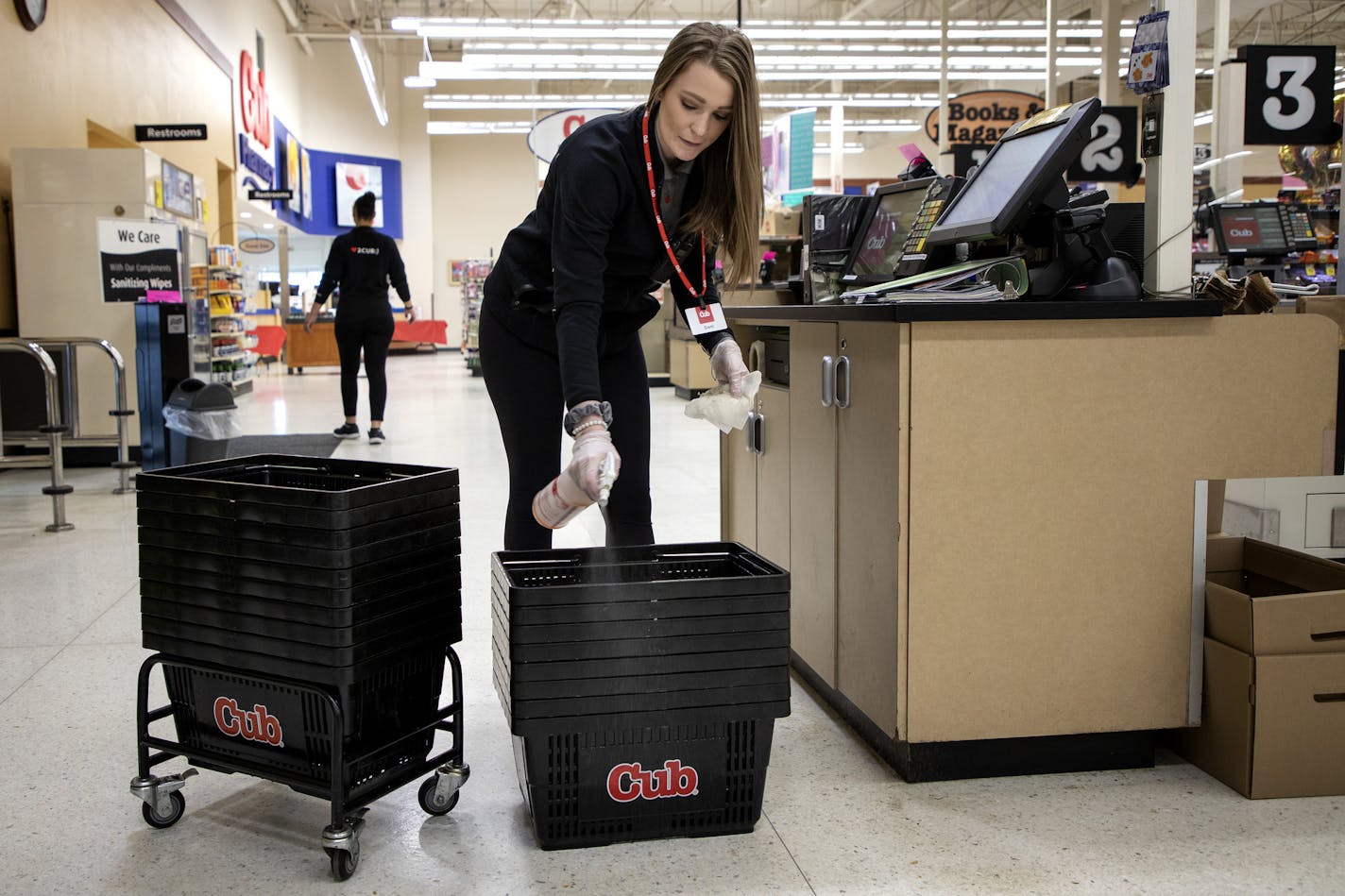 Danielle Hoppe, a customer service manager at a Cub Food in Mankato cleaned grocery baskets. Hoppe is full-time student paying for school with her job and has been working during this pandemic. ] CARLOS GONZALEZ &#x2022; cgonzalez@startribune.com &#x2013; Mankato, MN &#x2013; April 1, 2020, The grocery workers. Focus will be on 20-year-old Danielle Hoppe, a customer service manager at a Cub Food in Mankato. She's a full-time student paying for school with her job - and has been working during th