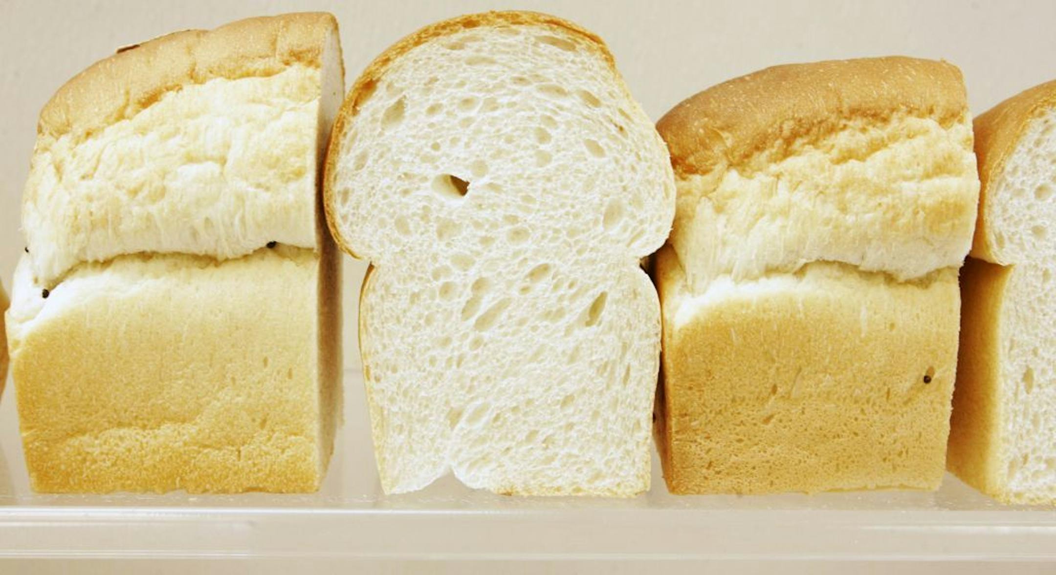 Richard Tsong-Taatarii/Star Tribune Minnetonka, MN;7/15/05;left to right:At the Cargill bakery testing center, bread is examined for cell structure, volume, protein, moisture amongst other variables. GENERAL INFORMATION: Cargill and bread