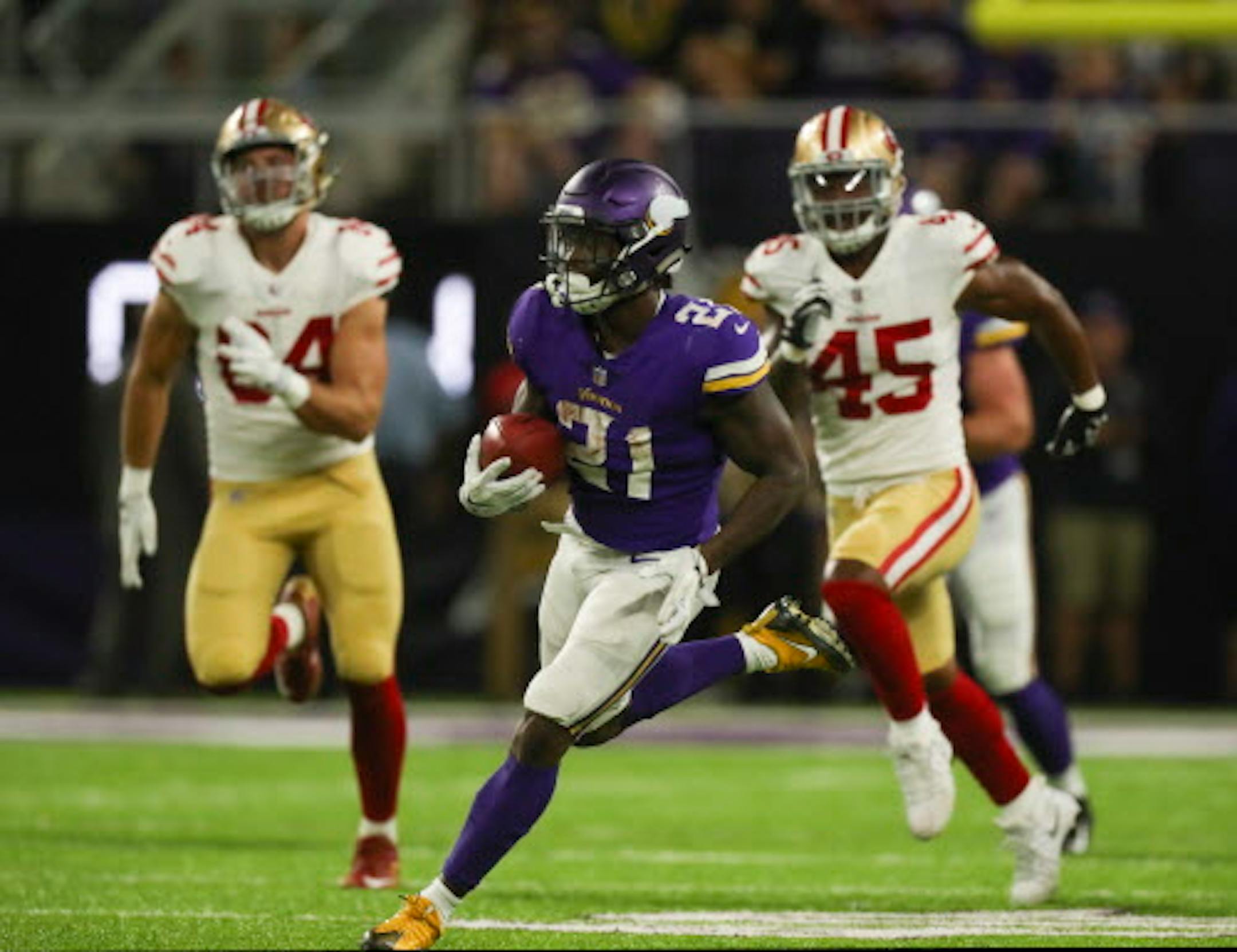 Minnesota Vikings running back Jerick McKinnon (21) returned a third quarter kickoff return 108 yards for a touchdown.   ]  JEFF WHEELER ' jeff.wheeler@startribune.com