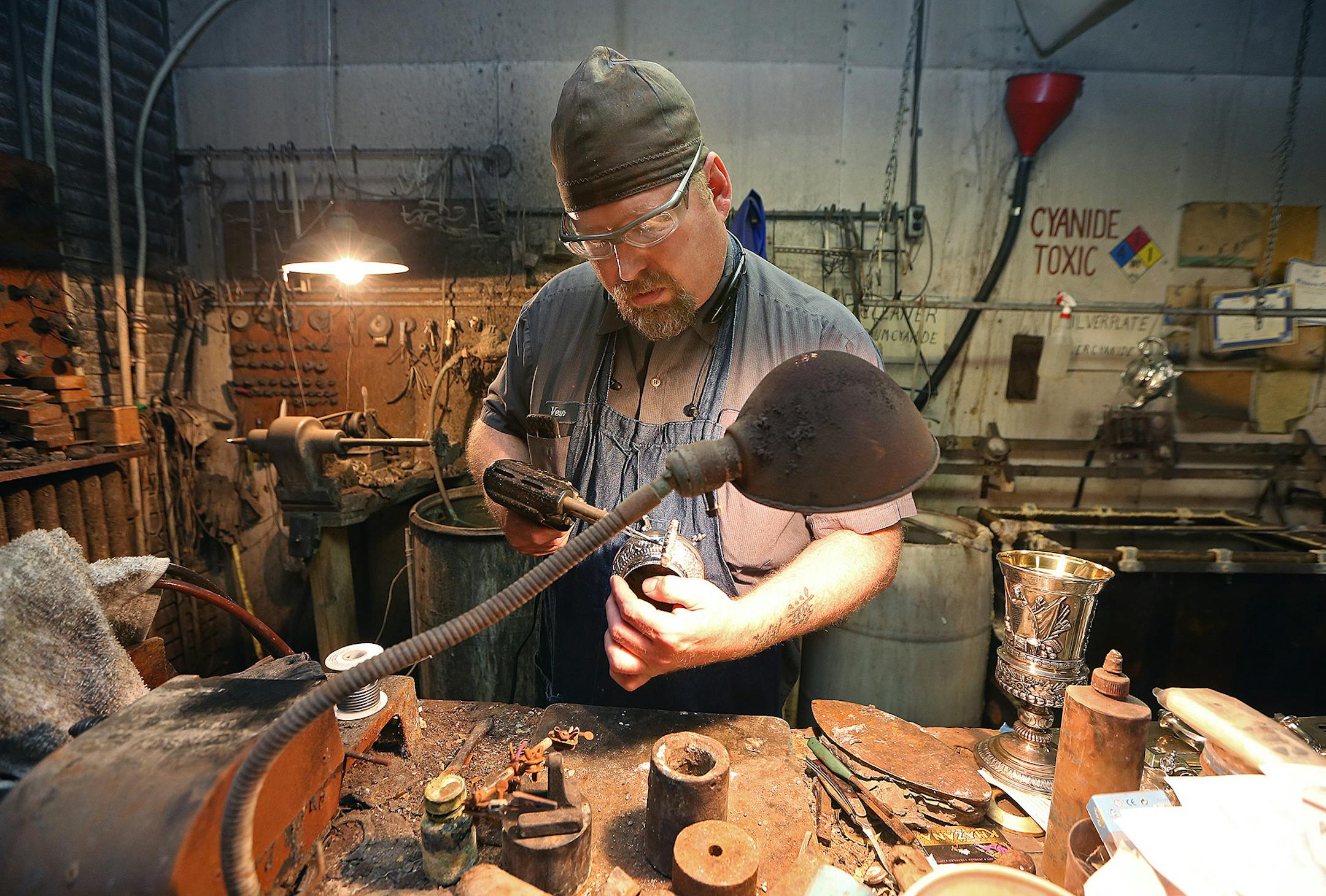St. Paul silversmith Vern Vanderpoel worked on a piece at Brinkmans Silver Plating and Repair, Wednesday, September 7, 2016 in St. Paul, MN. ] (ELIZABETH FLORES/STAR TRIBUNE) ELIZABETH FLORES &#x2022; eflores@startribune.com