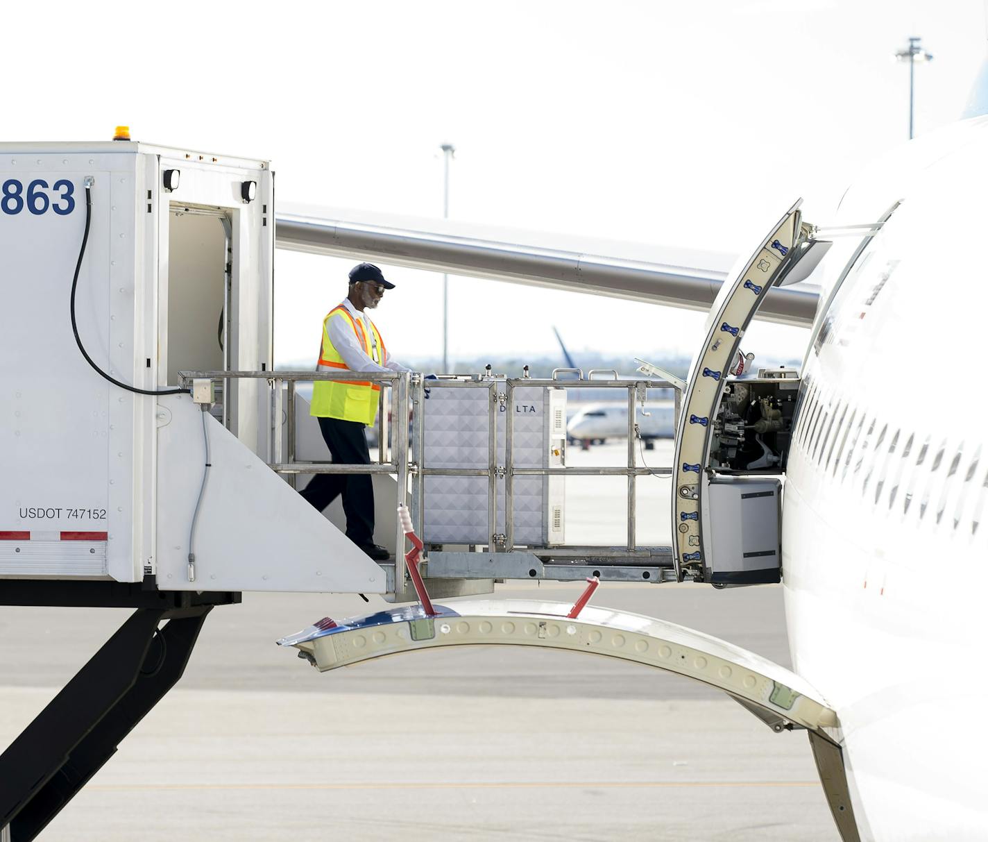 Staff members with LSG Sky Chefs, an airline catering service, prepare for a Delta flight to Los Angeles at Kennedy International Airport in New York, Oct. 3, 2017. Continuing their emergence from hard economic times, some airlines have begun adding complimentary food, along with Wi-Fi and free entertainment, on some of their domestic flights. (Karsten Moran/The New York Times) ORG XMIT: XNYT94