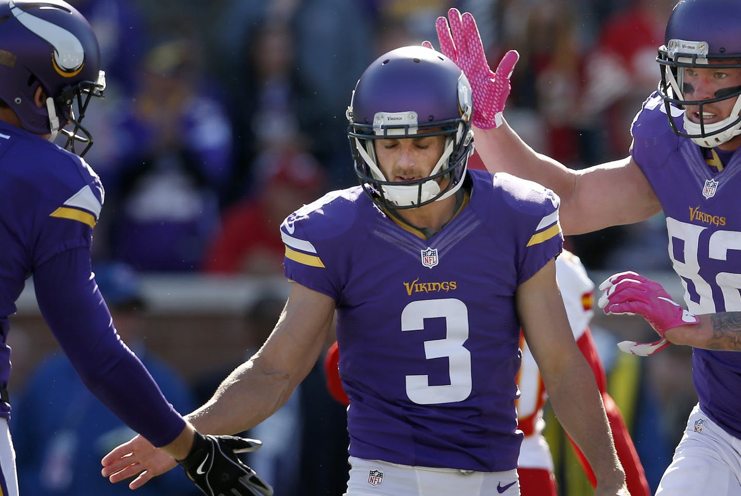 Jeff Locke (18) and Kyle Rudolph (82) congratulated Blair Walsh (3) after a successful extra point in the second quarter. ] CARLOS GONZALEZ &#xef; cgonzalez@startribune.com - October 18, 2015, Minneapolis, MN, TCF Bank Stadium, NFL, Minnesota Vikings vs. Kansas City Chiefs