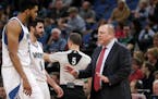 Minnesota Timberwolves head coach Tom Thibodeau talks with Timberwolves center Karl-Anthony Towns (32) and guard Ricky Rubio (9)