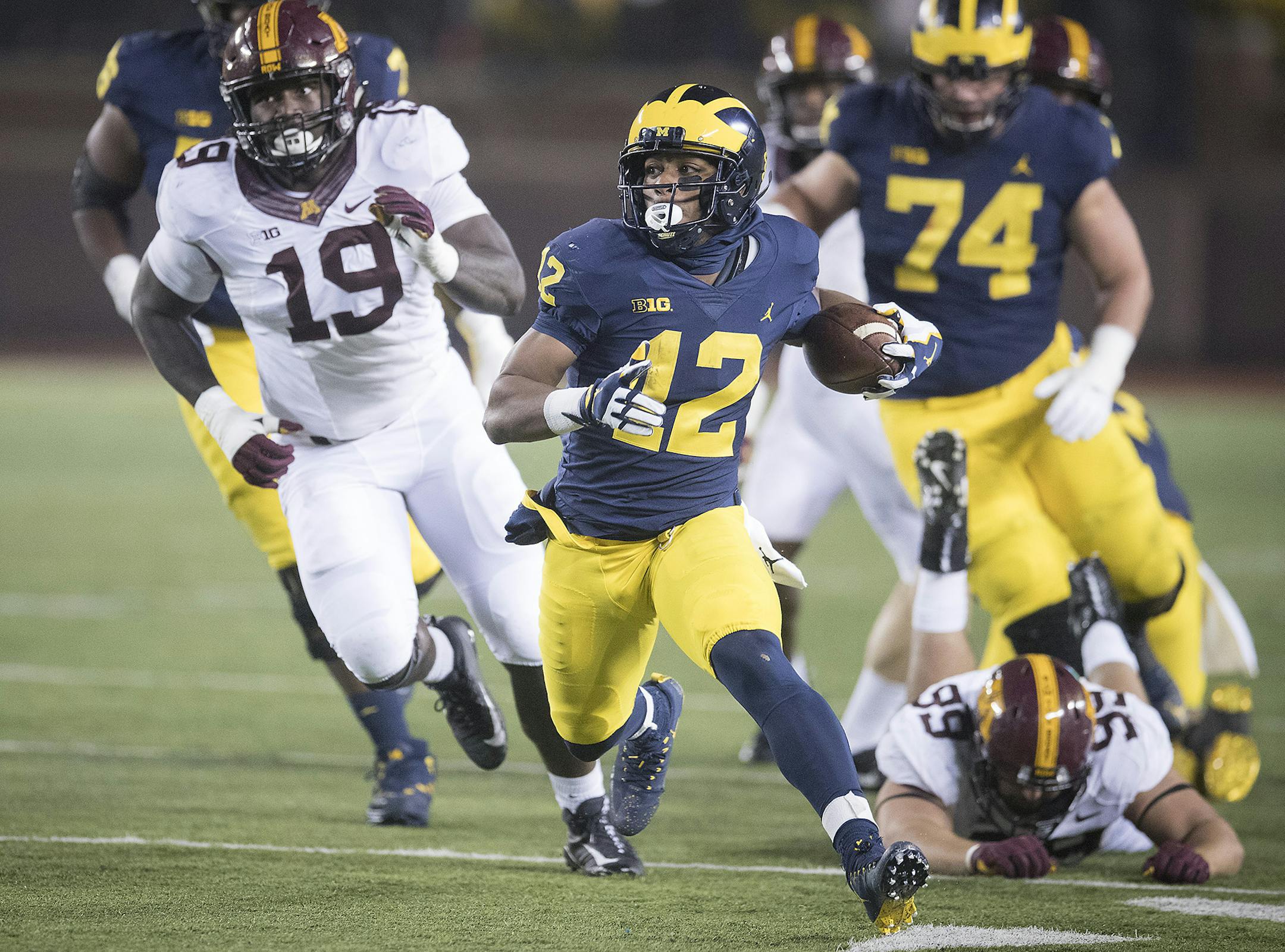 Michigan's running back Chris Evans broke away from the Minnesota defense during the second quarter the Gophers took on Michigan in Michigan Stadium, Saturday, November 4, 2017 in Ann Arbor, MI. ] ELIZABETH FLORES ï liz.flores@startribune.com