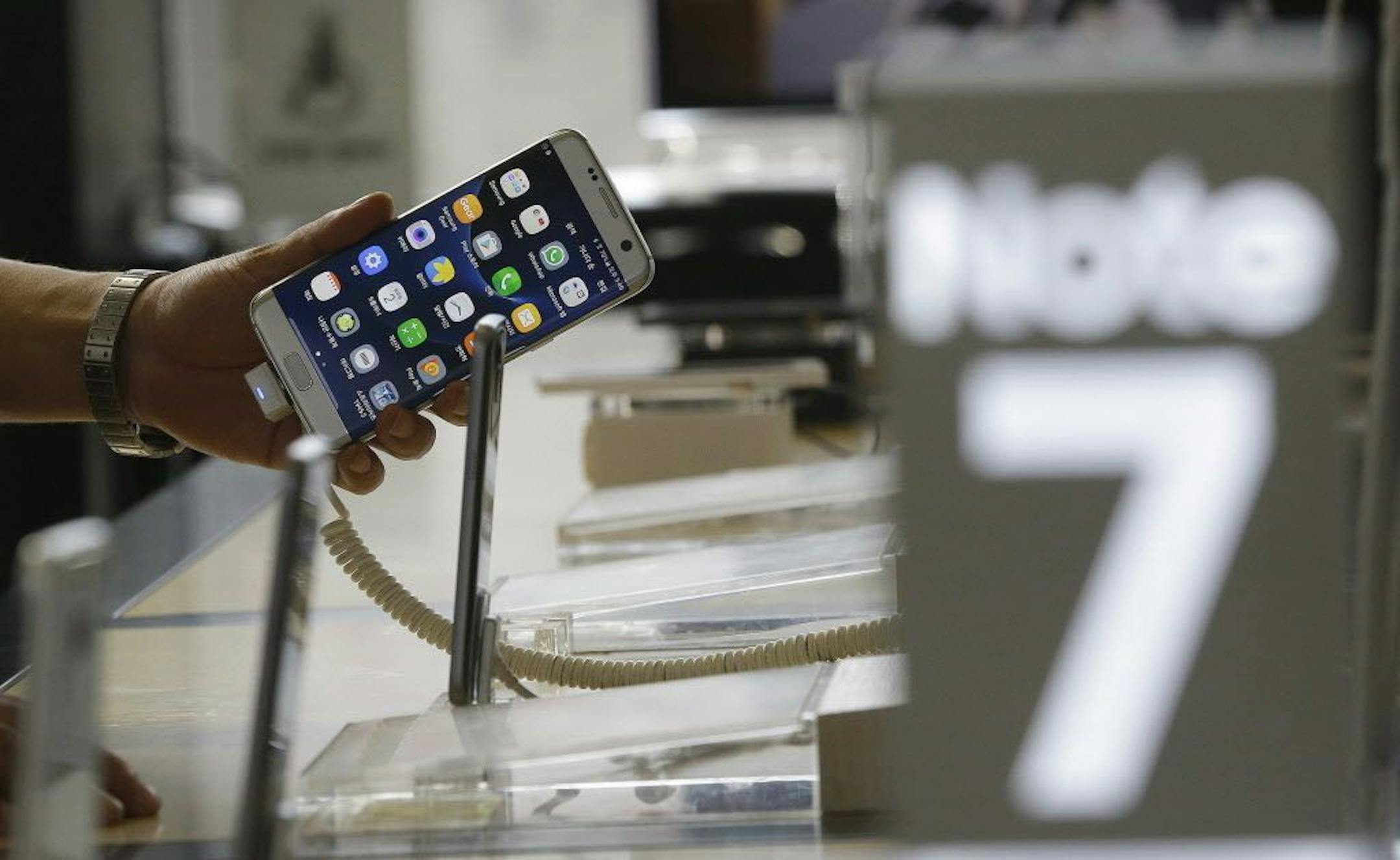 A customer holds a Samsung Electronics Galaxy Note 7 smartphone at the headquarters of South Korean mobile carrier KT in Seoul, South Korea, Friday, Sept. 2, 2016. Samsung will issue a global recall of the Galaxy Note 7 smartphone as soon as this weekend after its investigation on explosion claims found batteries were at fault, according to South Korea's Yonhap News.