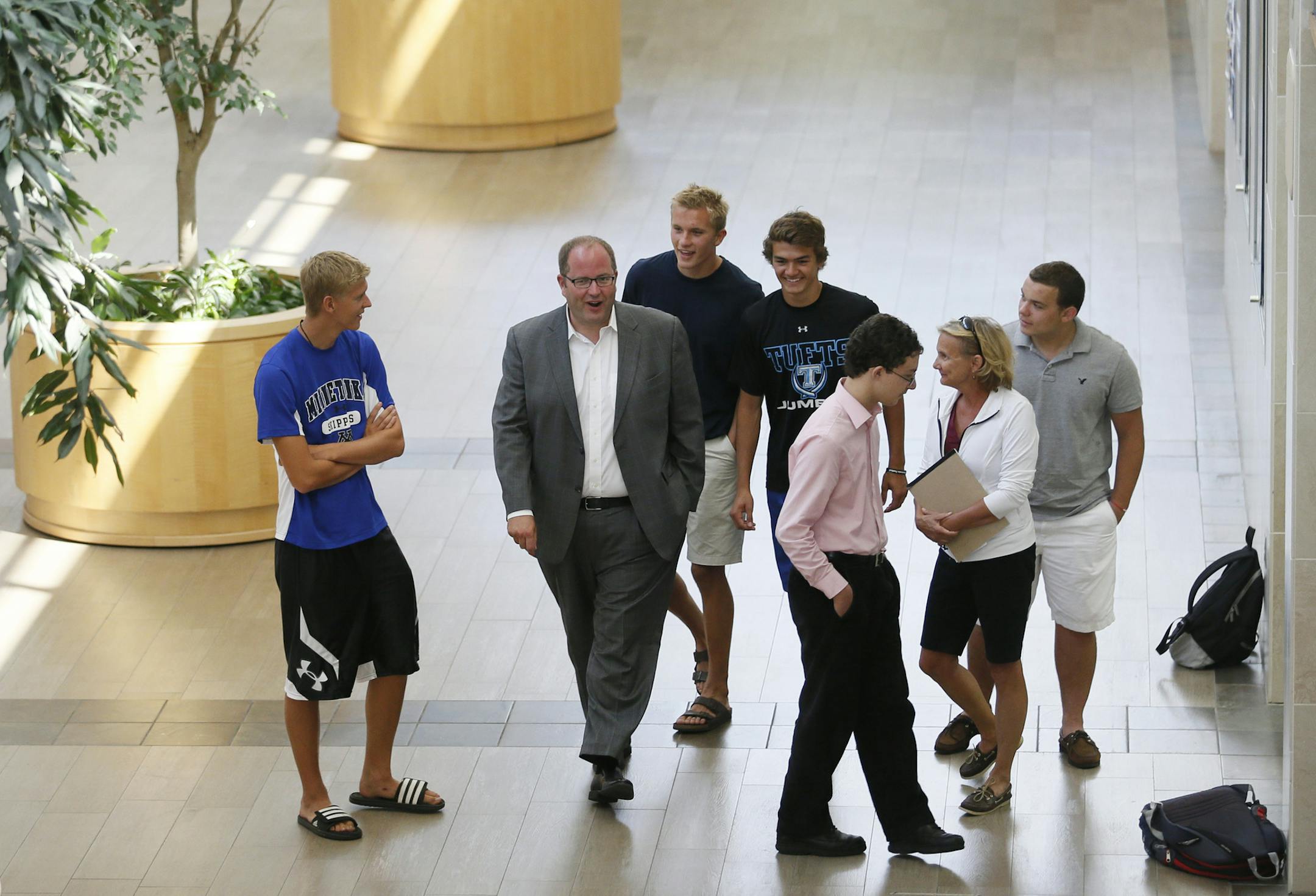 Minnetonka High school principal Jeff Erickson talked with members of the student council Monday Aug 19 ,2013 in Minnetonka , MN. ] JERRY HOLT &#x201a;&#xc4;&#xa2; jerry.holt@startribune.com