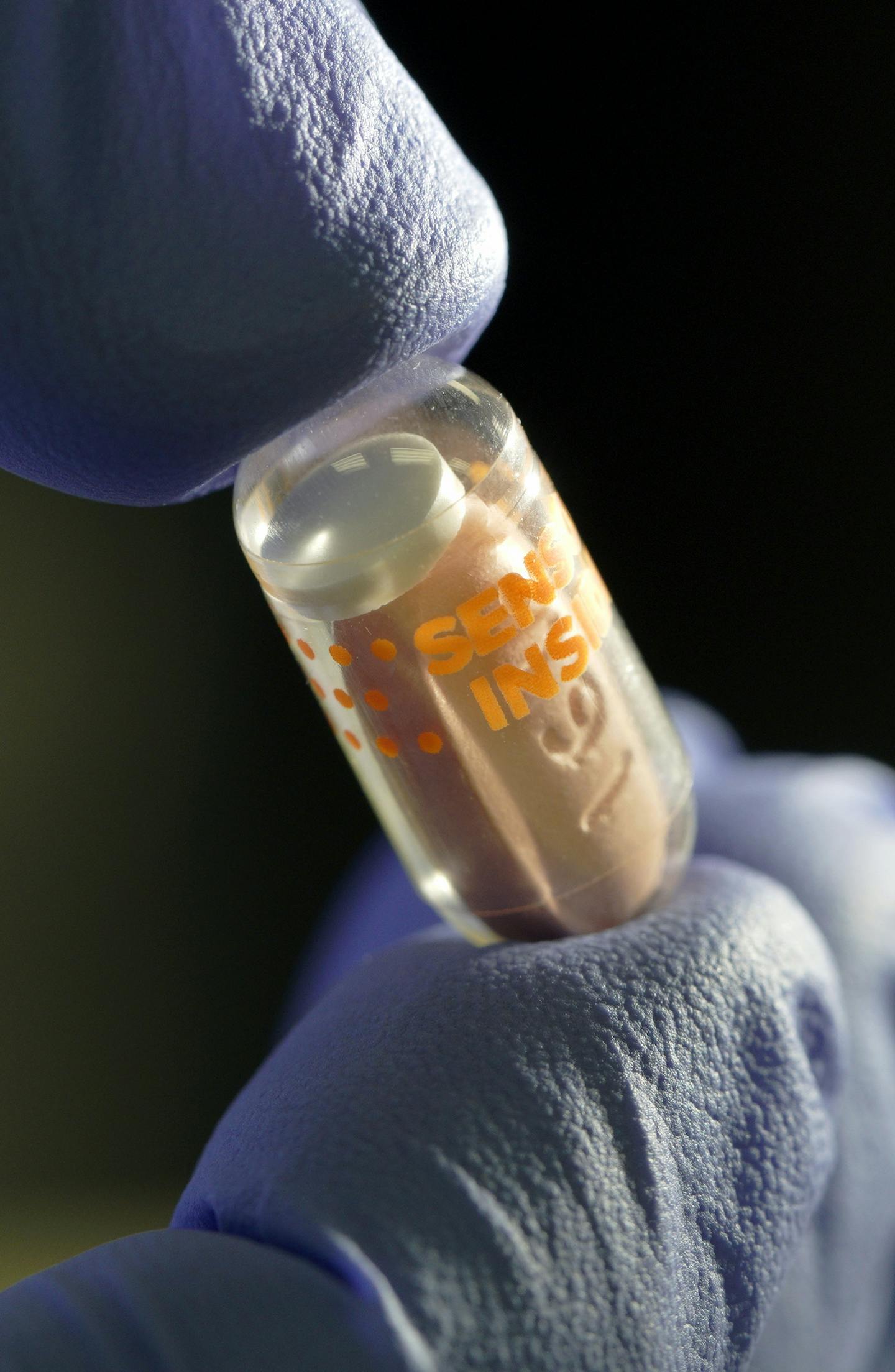 U of M Pharmacists Brett Benfield and Kelsey Larsen prepare the capsules with both the medication and censor. The U of M is the first in the world to use digital medicine technology to tag censors on cancer medications so that doctors know when patients take them, and if they're taking them in the right doses. I
BRIAN PETERSON &#xa5; brian.peterson@startribune.com
Minneapolis, MN Wednesday, January 16, 2019