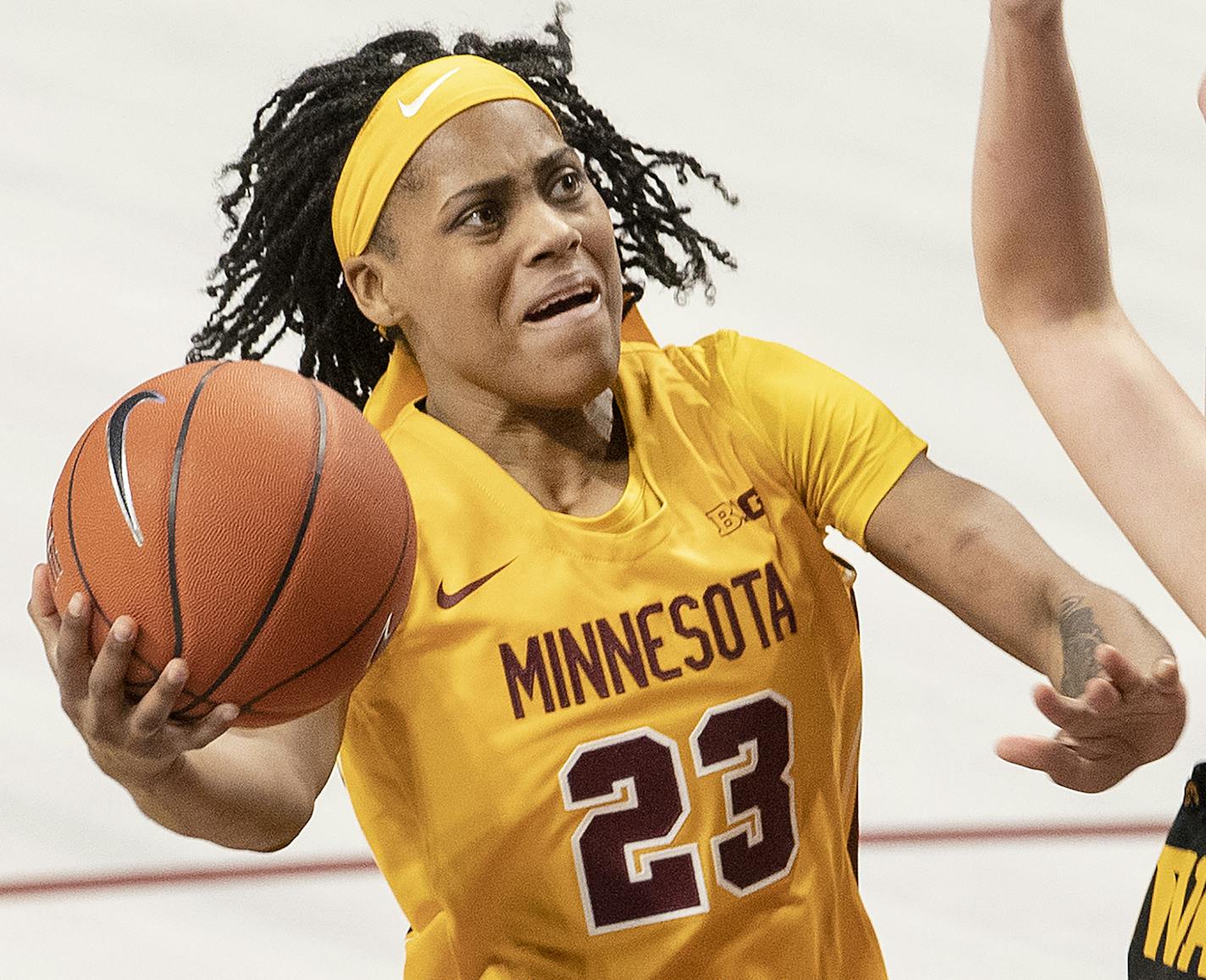 Kenisha Bell (23) was defended by Megan Gustafson (10) in the fourth quarter. ] CARLOS GONZALEZ &#x2022; cgonzalez@startribune.com &#x2013; Minneapolis, MN &#x2013; January 14, 2019, Williams Arena, NCAA Women's Basketball, University of Minnesota Gophers vs. Iowa Hawkeyes.