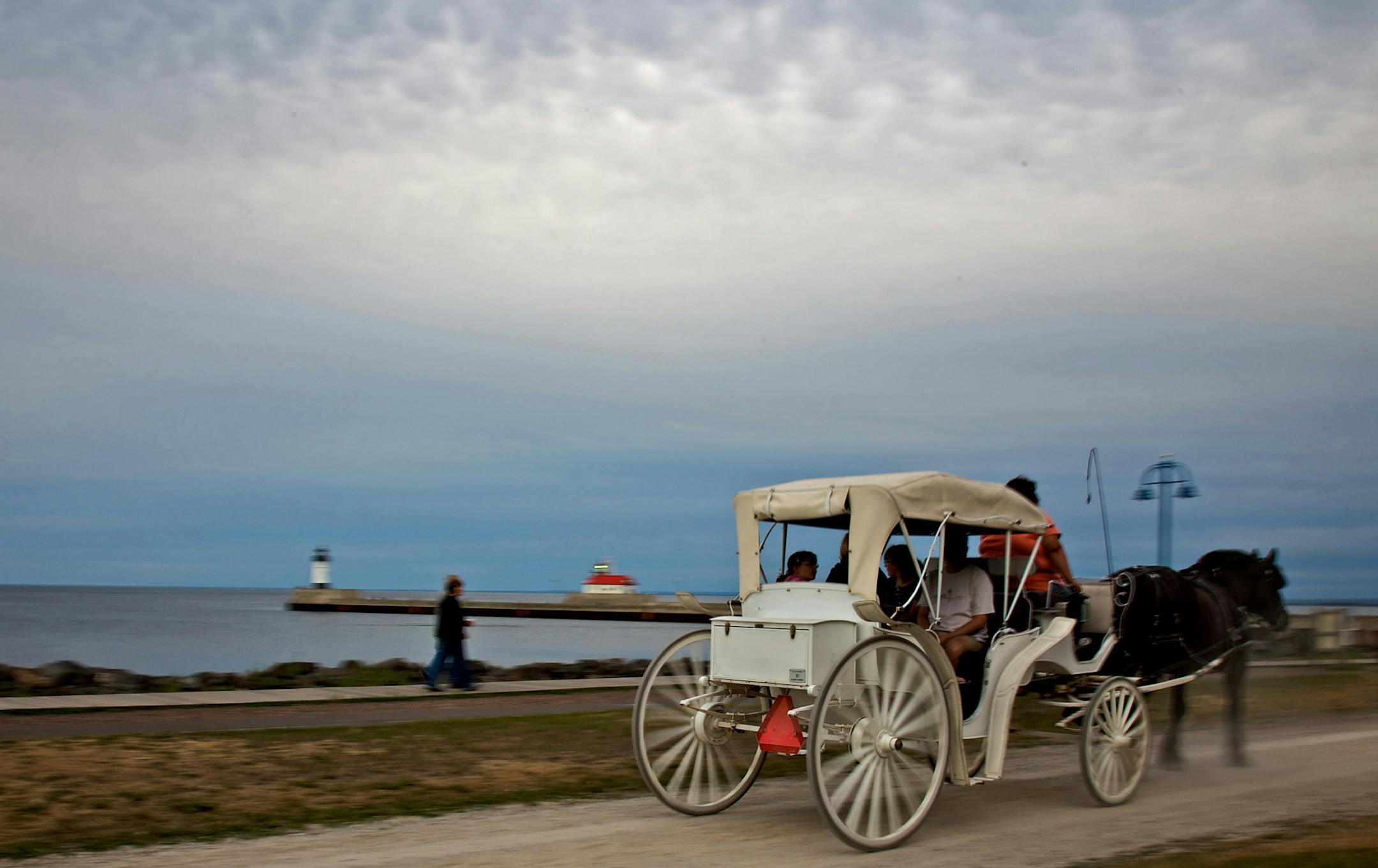 STEVE RICE ‚Ä¢ srice@startribune.com Duluth, MN 07/11/2009] A horse and carriage ride along Canal Park gives visitors a view of Lake Superior. ORG XMIT: MIN2014051620282682
