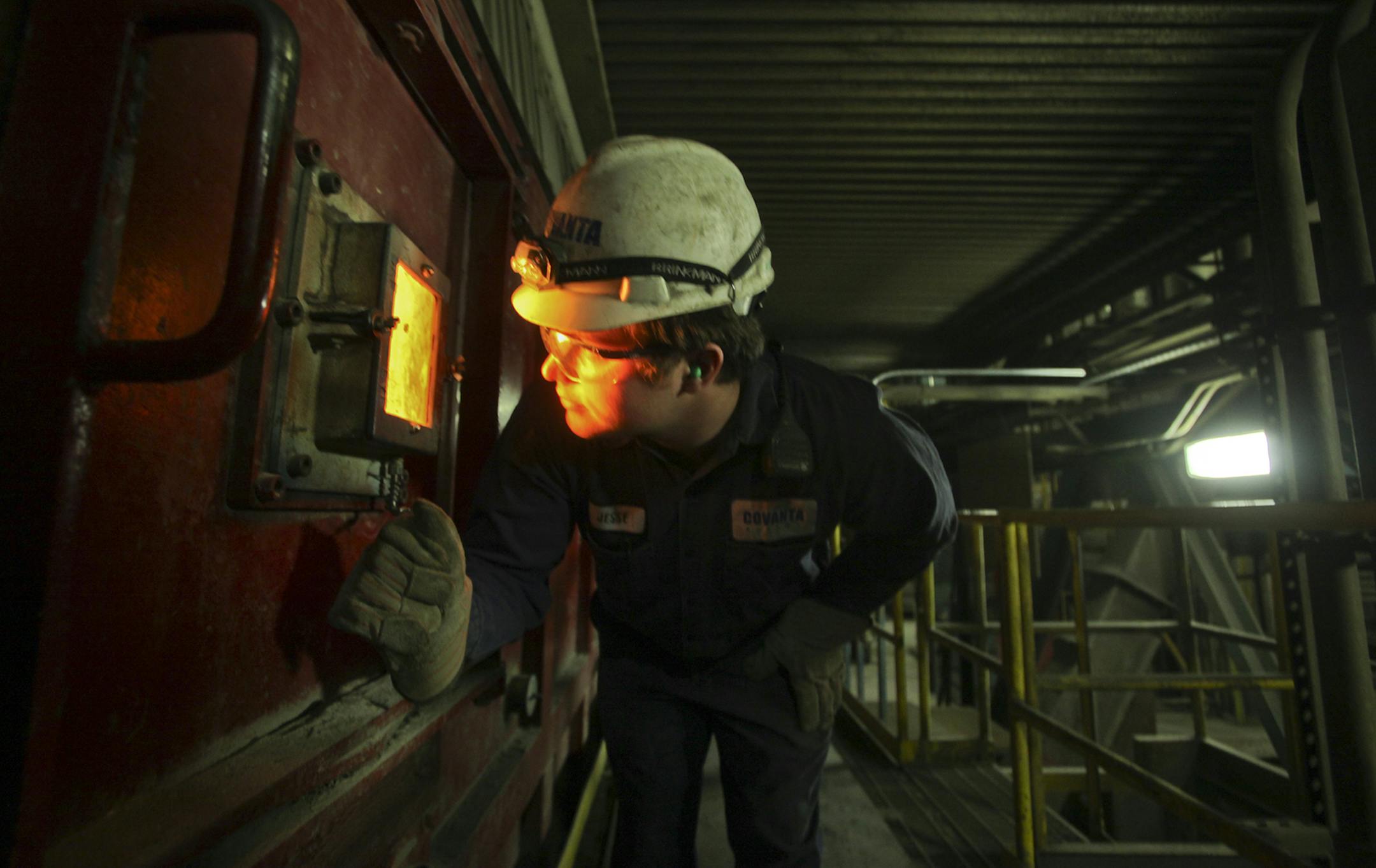 Jesse Van Beek, Covanta boiler operator, looks through a window to see trash burning inside one of the facility's two boilers Wednesday March 13, 2013, 2013, converting waste to energy at the downtown HERC in Minneapolis, MN.] (DAVID JOLES/STARTRIBUNE) djoles@startribune.com A three-way power struggle is heating up over the burning capacity of Hennepin County's downtown facility. The HERC facility generates enough electricity to power about 40,000 homes by converting up to 1200 tons of garbage d