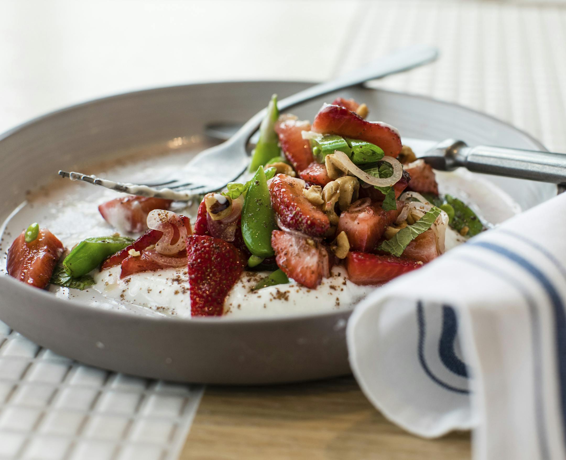 PHOTO MOVED IN ADVANCE AND NOT FOR USE - ONLINE OR IN PRINT - BEFORE OCT. 21, 2018. — In a photo from Brian Willette, the strawberry salad at Pacific Standard Time. The restaurant's chef, Erling Wu-Bower, found the strawberries at a farmers' market in Santa Monica, Calif. (Brian Willette via The New York Times) -- NO SALES; FOR EDITORIAL USE ONLY WITH NYT STORY CHICAGO RESTAURANT ADV21 BY ARI BENDERSKY FOR OCT. 21, 2018. ALL OTHER USE PROHIBITED. --