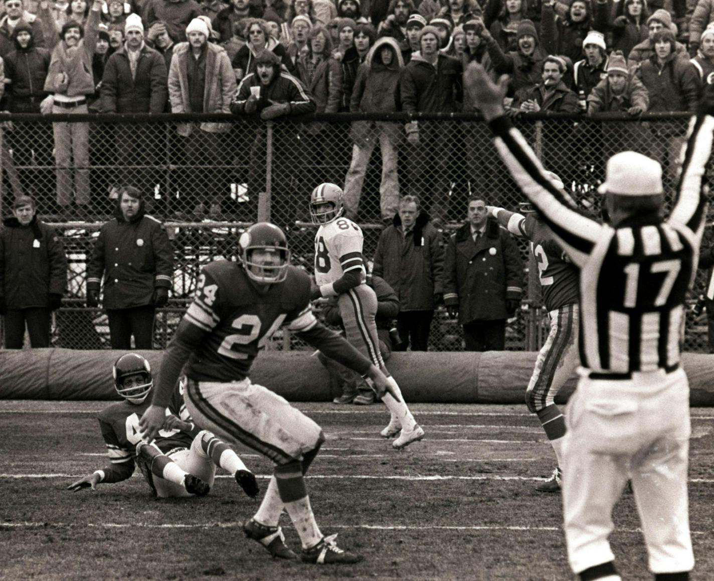 10/27/99 --- Dallas Cowboys wide receiver Drew Pearson (#88, center, rear) looks back to see a referee signal TD after catching the famous 'Hail Mary Pass' from QB Roger Staubach (not pictured) during the final minutes of their playoff game on 1/8/1975 in the Met Stadium in Minneapolis. Minnesota Viking defenders watch in dismay. Photo by John F. Rhodes, Dallas Morning News.