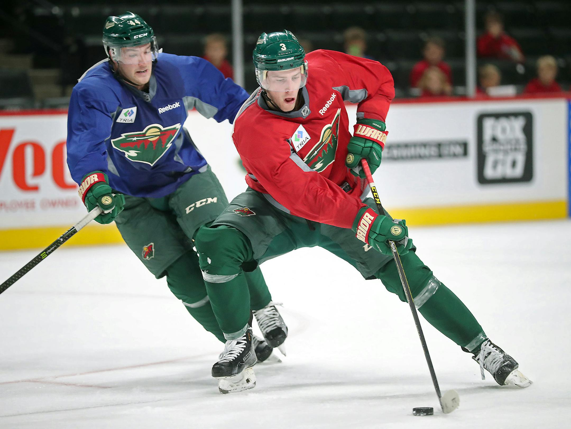 Minnesota Wild forward Charlie Coyle moved the puck down the ice with Tyler Graovac on the defense during the first day of practice on the ice at the Xcel Energy Center, Friday, September 23, 2016 in St. Paul, MN. ] (ELIZABETH FLORES/STAR TRIBUNE) ELIZABETH FLORES • eflores@startribune.com