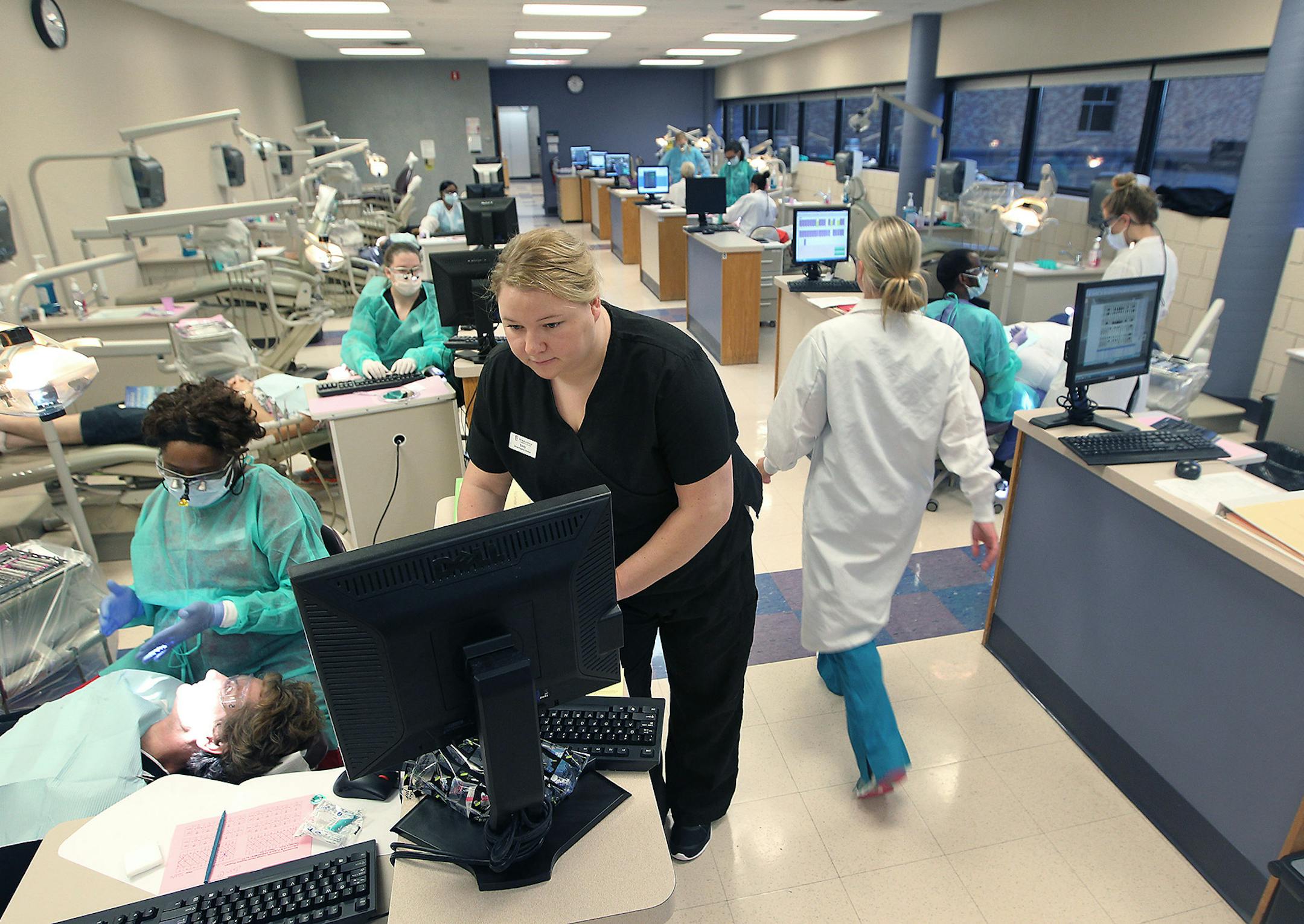 Normandale Community College dental hygienist students Rhonda Schwalbe, cq, center, and Ule Wanki, cq, left, worked on a patient during clinic hours, Thursday, September 17, 2015 in Bloomington, MN. ] (ELIZABETH FLORES/STAR TRIBUNE) ELIZABETH FLORES • eflores@startribune.com