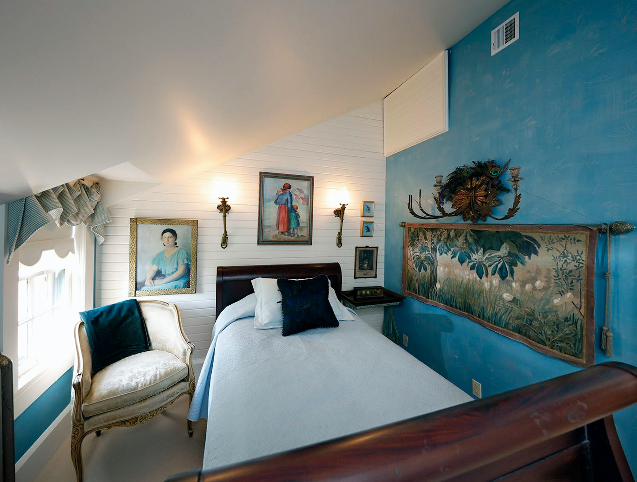 A guest bedroom.