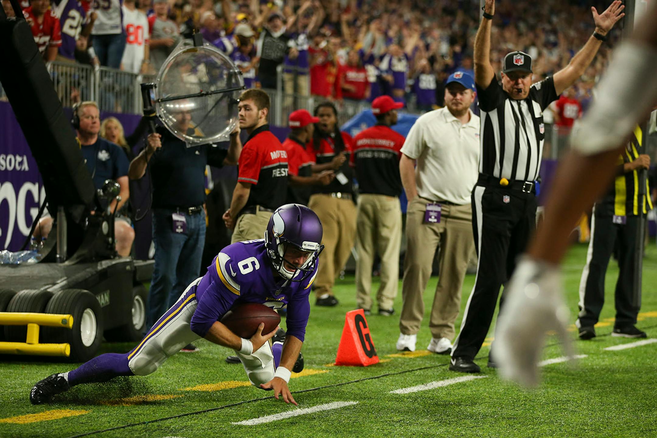 Minnesota Vikings quarterback Taylor Heinicke ran around the right end for a successful two point conversion to win the game. ] JEFF WHEELER ï jeff.wheeler@startribune.com The Minnesota Vikings came from behind to beat the San Francisco 49ers 32-31 in their third game of the NFL preseason Sunday night, August 27, 2017 at U.S. Bank Stadium in Minneapolis.
