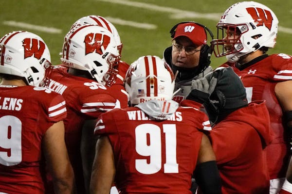Wisconsin head coach Paul Chryst talks to his players during the first half against Illinois.