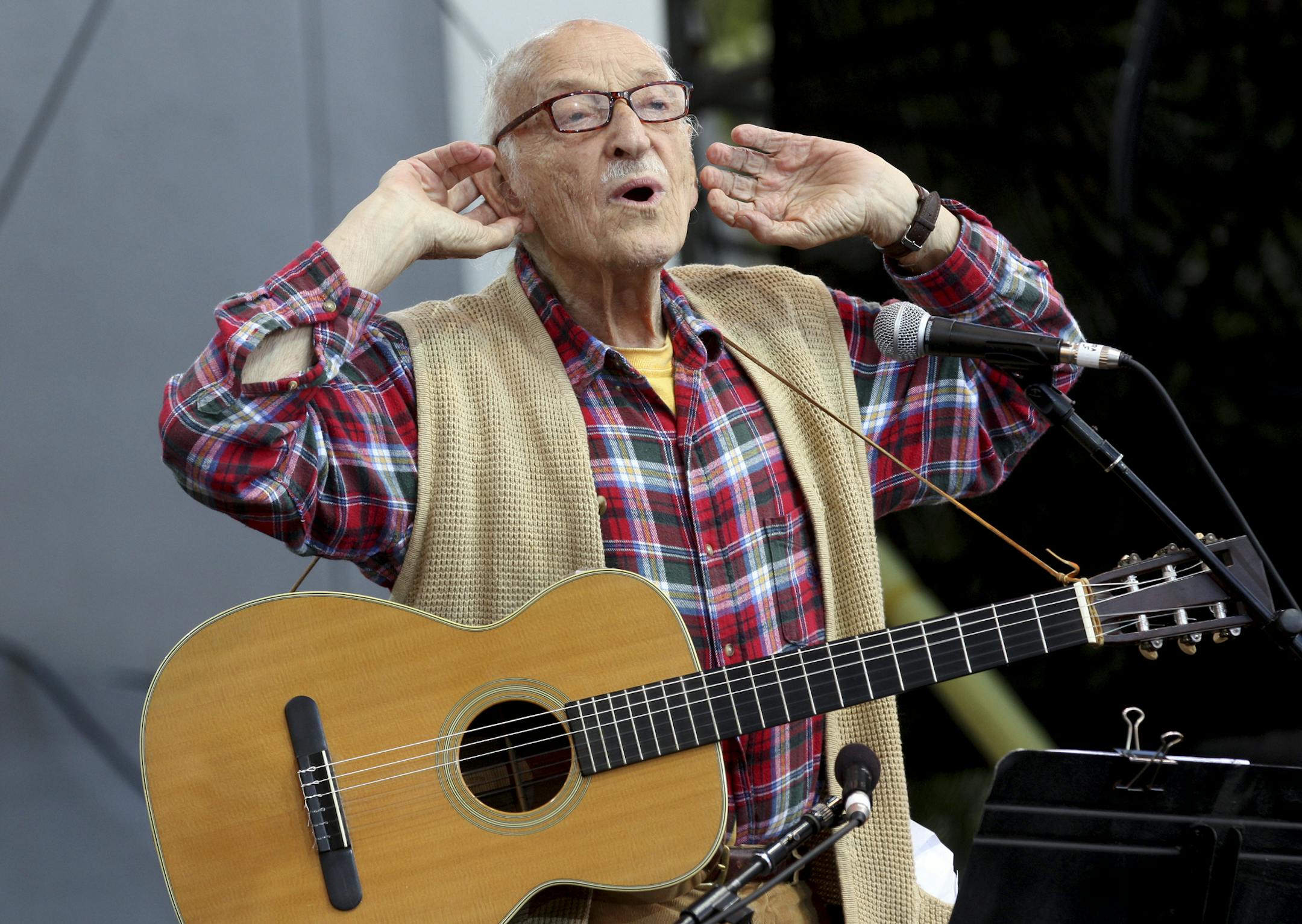 FILE — Fred Hellerman at a memorial concert for Peter Seeger in Damrosch Park in New York, July 20, 2014. Hellerman, a singer, guitarist and songwriter and the last surviving member of the Weavers, the quartet that in the 1950s helped usher in the folk music revival, died on Sept. 1, 2016 at his home in Weston, Conn. He was 89. (Hiroyuki Ito/The New York Times)