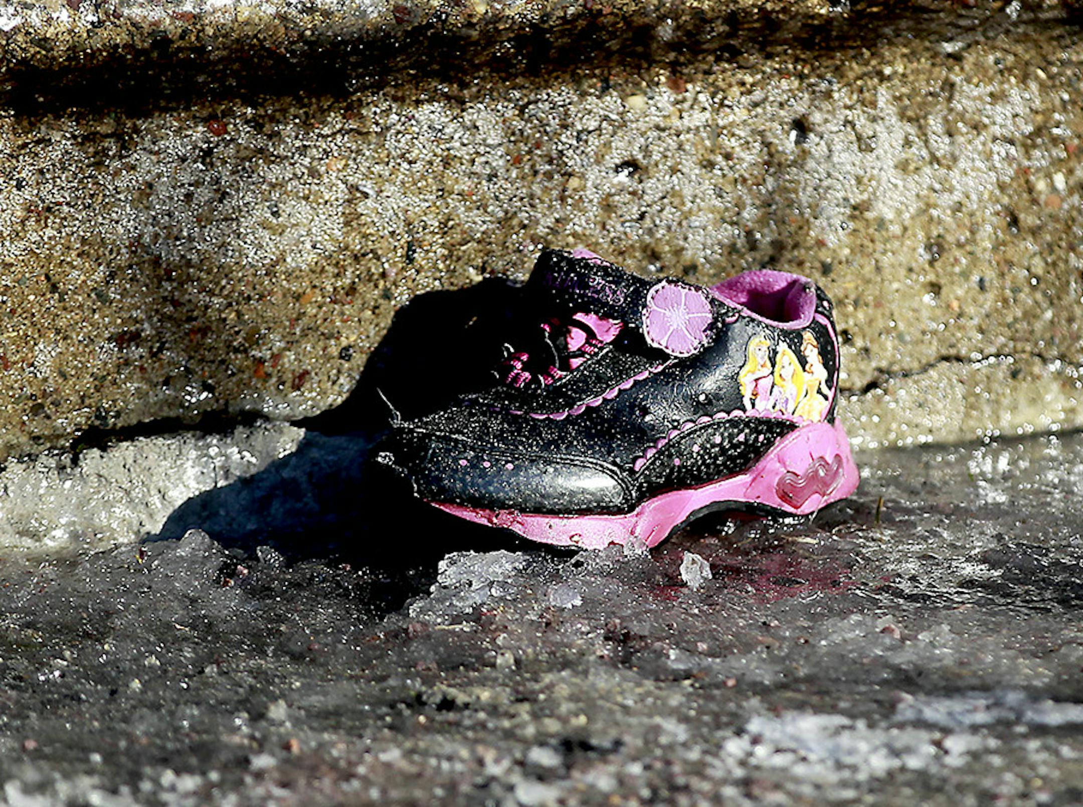 Shoes sat on the front entrance of a home where a fire claimed the life of a 4-year-old child at 595 Jessamine Avenue, Monday, February 9, 2015 in St. Paul, MN. ] (ELIZABETH FLORES/STAR TRIBUNE) ELIZABETH FLORES &#x2022; eflores@startribune.com