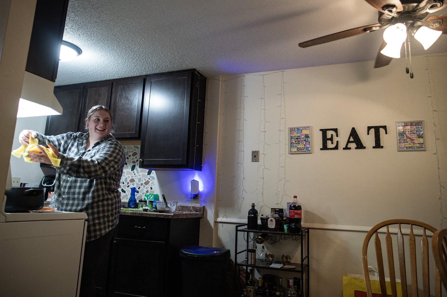 Rylie Perkins makes a lasagna dinner for herself and partner Gavin Karl n Little Canada, Minn., on Thursday, March 30, 2023. As an important part of recovery, Rylie Perkins says. It's part of how she's escaping the cycle of diet restrictions and purges that marked much of her high school and college years] RICHARD TSONG-TAATARII • richard.tsong-taatarii @startribune.com