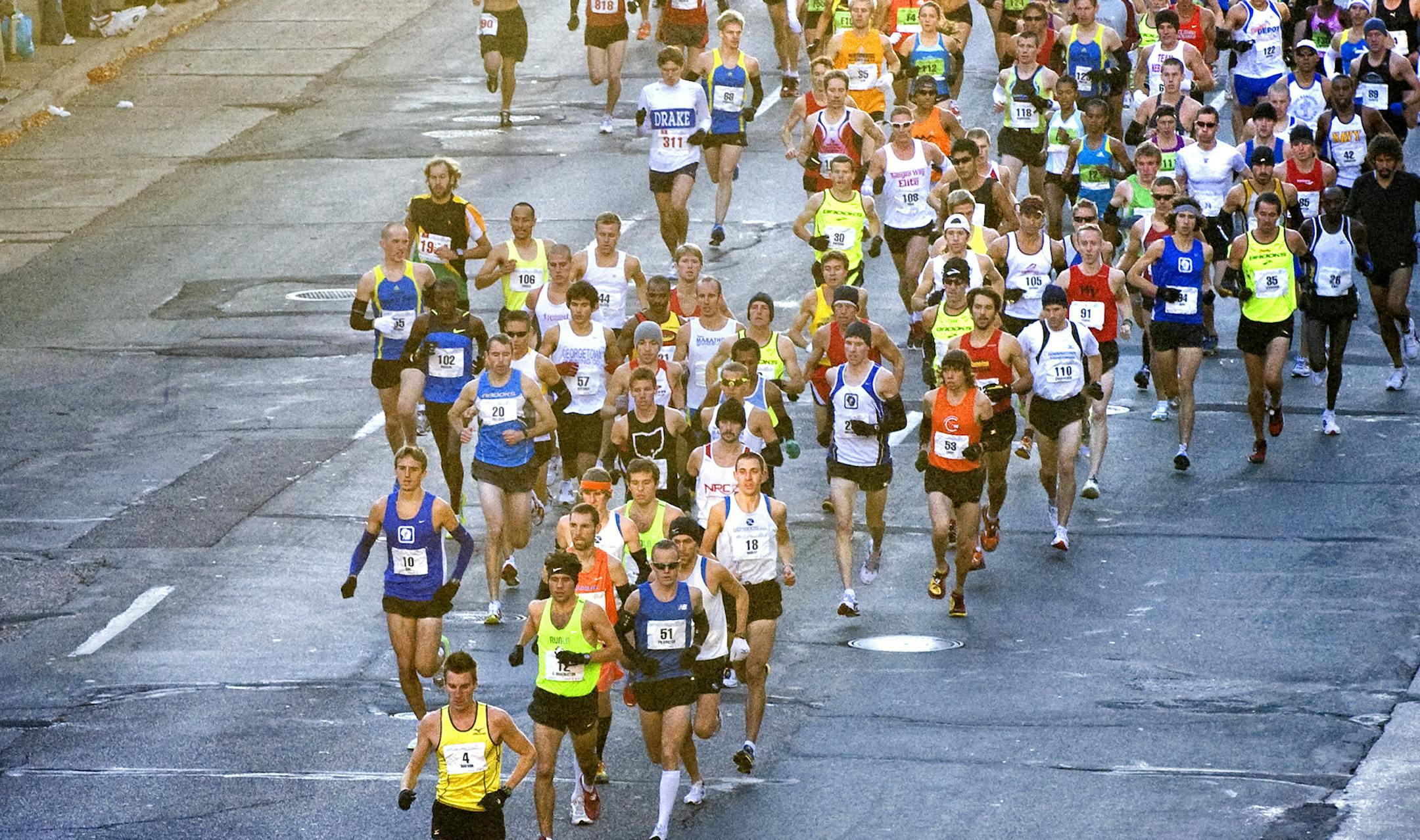 GLEN STUBBE • gstubbe@startribune.com -- Sunday, October 3, 2010 -- Minneapolis, Minn. -- ] The start of the 2010 Twin Cities Marathon brought runners along 6th St in Minneapolis. ORG XMIT: MIN2013061408155417