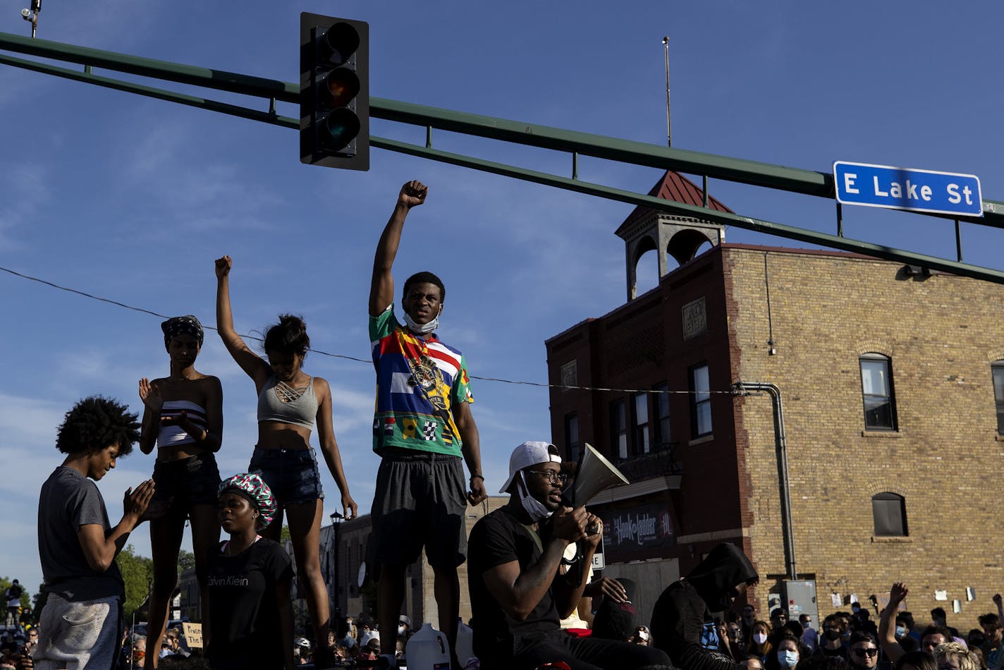 Protest continue on Thursday at the Minneapolis Third Police Precinct during a third day of demonstrations following the death of George Floyd while in police custody, in Minneapolis on Thursday, May 28, 2020. (Carlos Gonzalez/Minneapolis Star Tribune/TNS) ORG XMIT: 1673282