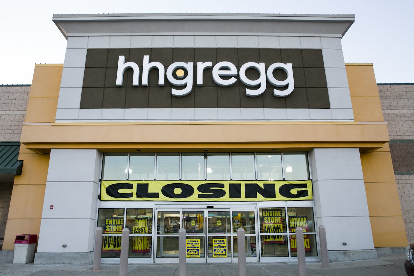 A store closing banner outside of an hhgregg, inc., retail store in Rockville, Maryland on April 8, 2016. The electronics and appliance retailer will be closing all of its stores and ceasing operations following its bankruptcy filing. Photo by Kristoffer Tripplaar *** Please Use Credit from Credit Field ***(Sipa via AP Images) ORG XMIT: NYWWP