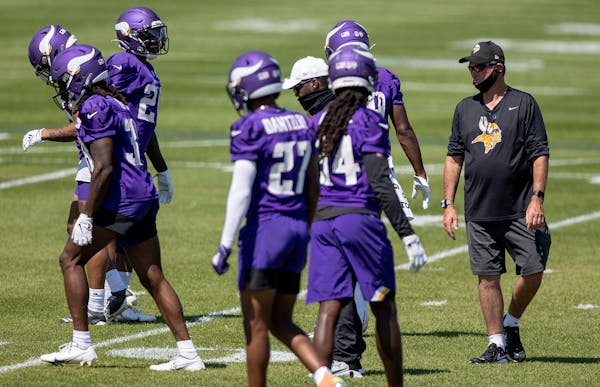 Minnesota Vikings head coach Mike Zimmer watched the defensive backs during practice.