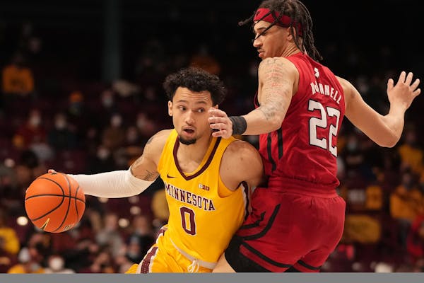 Minnesota guard Payton Willis (0) drove the ball around Rutgers guard Caleb McConnell (22) in the first half.