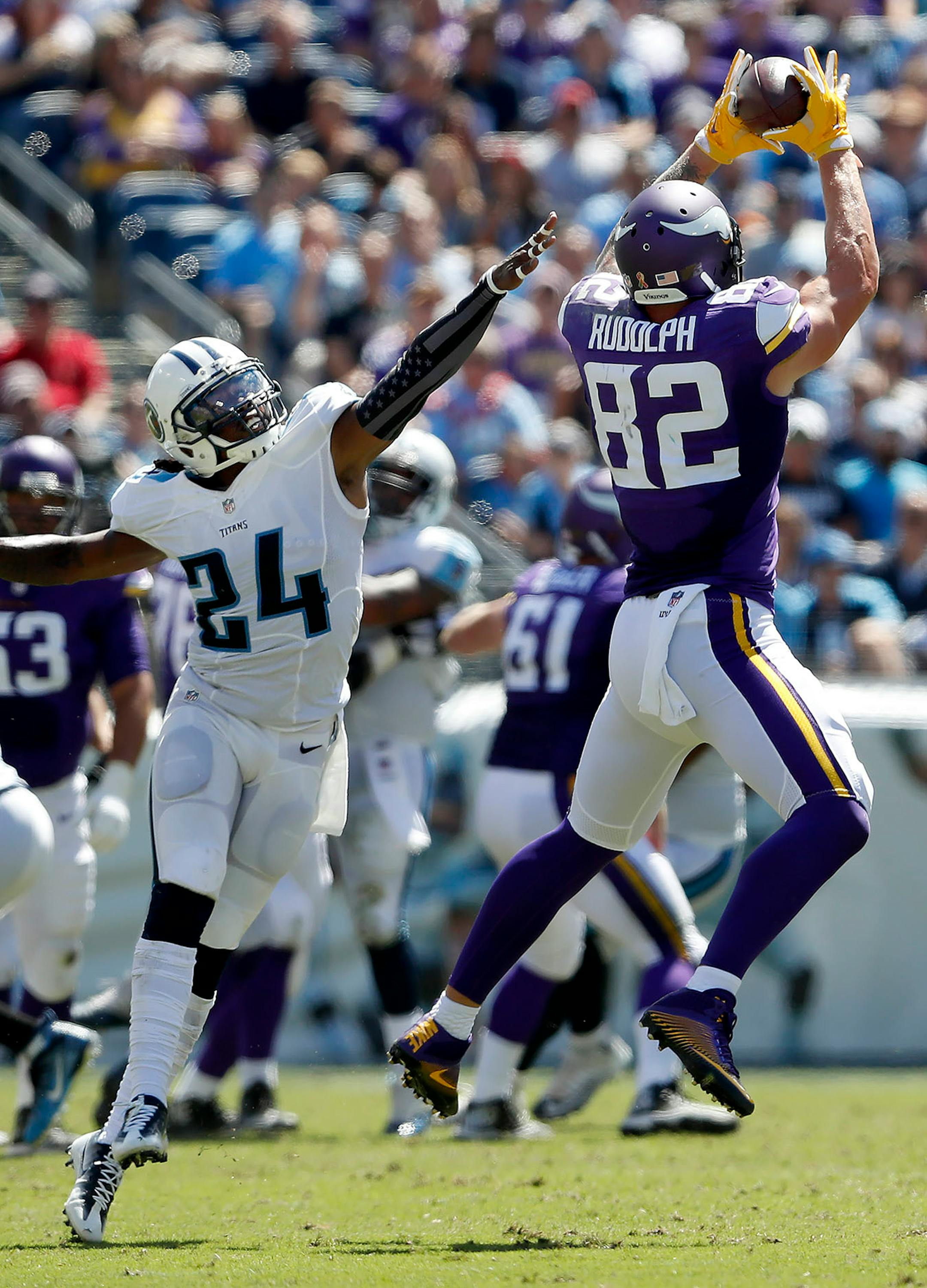 Kyle Rudolph caught a pass while defended by Cody Riggs (24) in the second quarter.