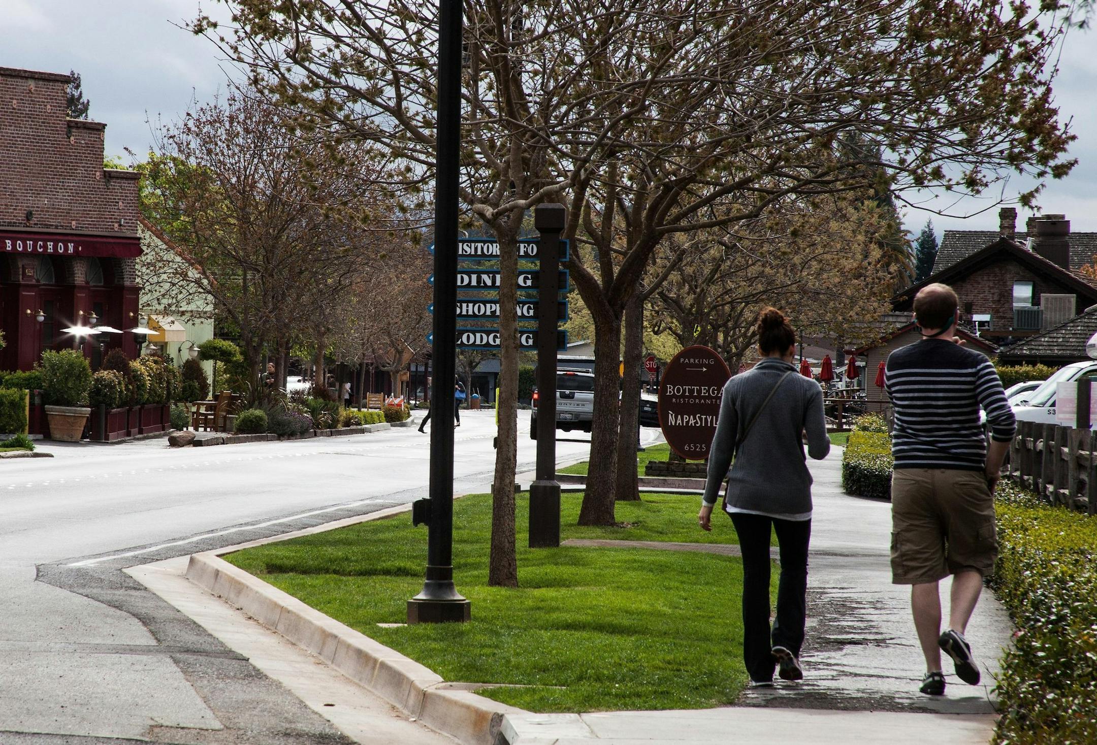 People walk down Washington Street, the main thoroughfare in Napa Valley's Yountville, California. (Steve Haggerty/MCT) ORG XMIT: 1142103