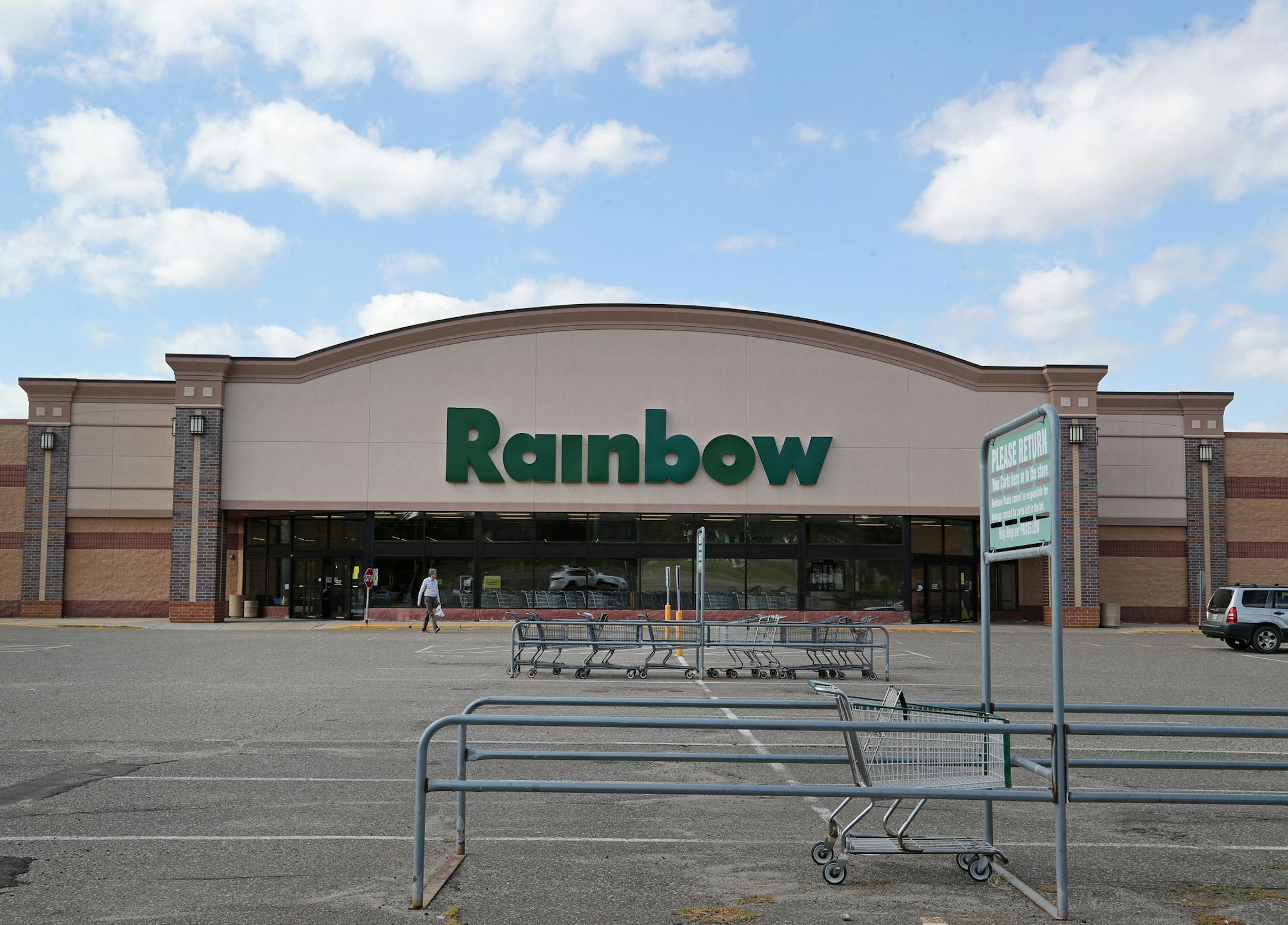 The last Rainbow Foods in the Twin Cities is closing. The Maplewood store, owned by Supervalu since Roundy's exited the TC in 2014, will close Monday. ] Shari L. Gross ï shari.gross@startribune.com The last Rainbow Foods in the Twin Cities is closing. The Maplewood store, owned by Supervalu since Roundy's exited the TC in 2014, will close Monday.