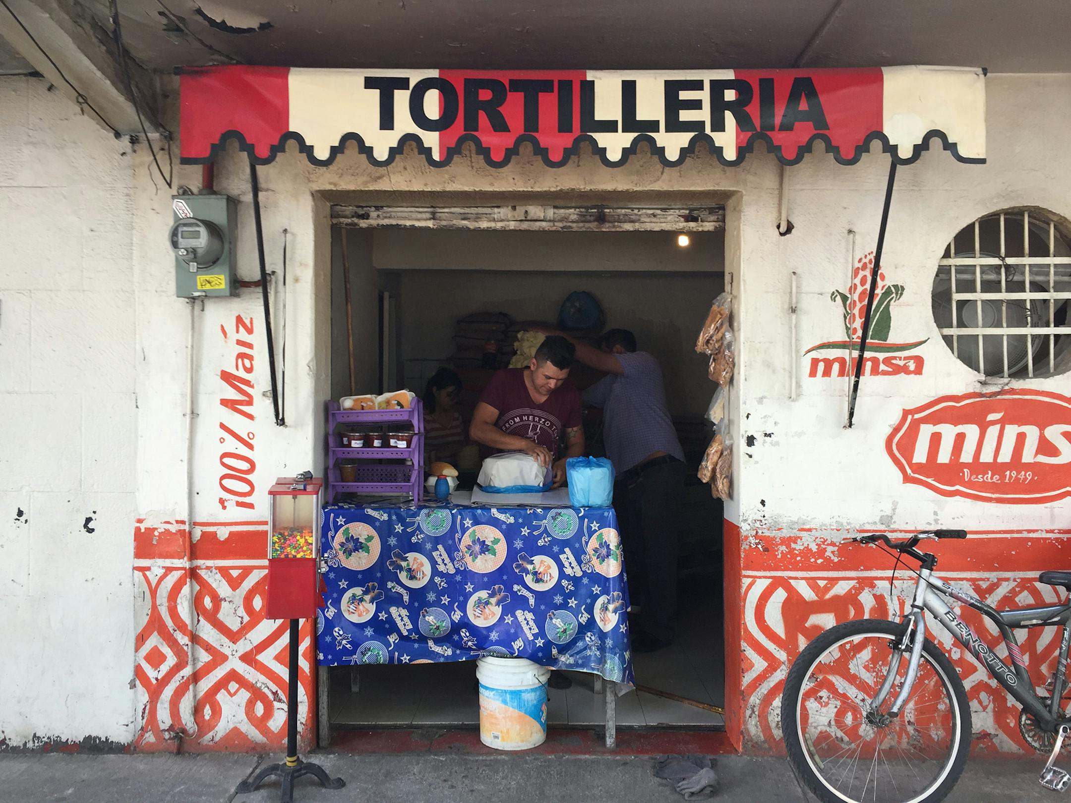Tortillas are a specialty in Roma Sur. (Ray Mark Rinaldi/Chicago Tribune/TNS)