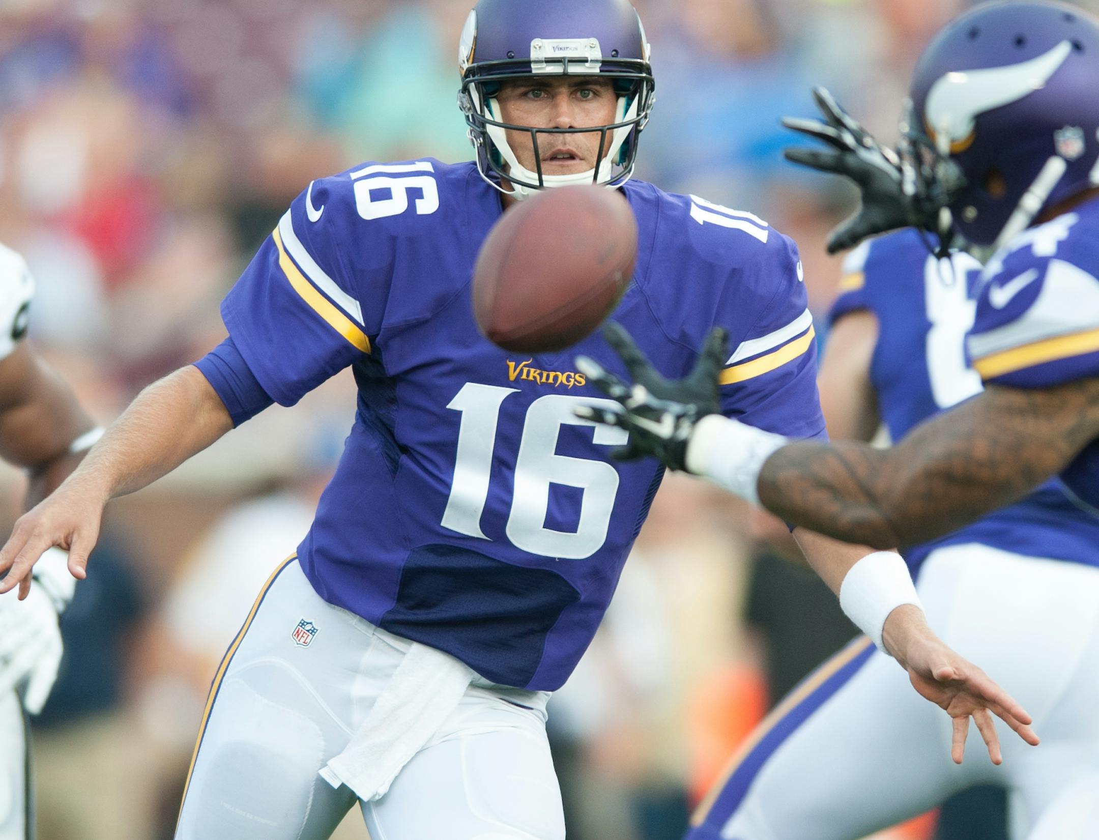 [VIKE080914 * 20035696A * 523370 * Mark Vancleave/MARK.VANCLEAVE@STARTRIBUNE.COM * Vikings vs. Oakland Raiders, Aug. 8, 2014 at TCF Bank Stadium.] Vikings quarterback Matt Cassel passes the ball to running back Matt Asiata in the first quarter.