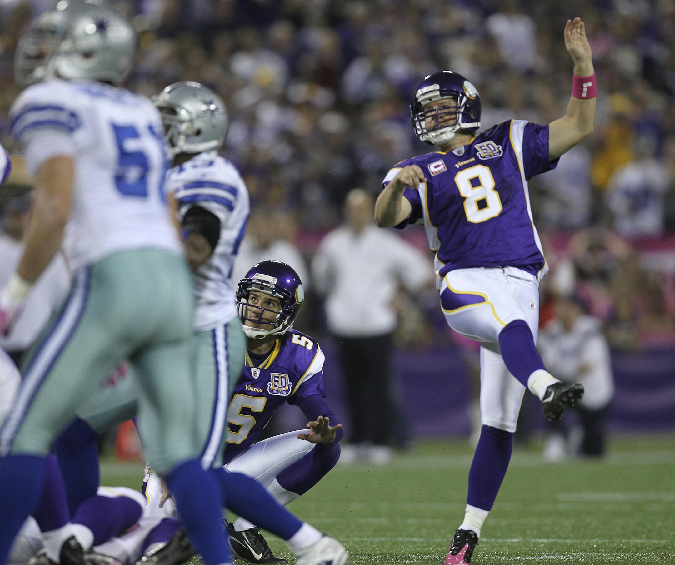 JEFF WHEELER • jeff.wheeler@startribune.com MINNEAPOLIS - 10/17/10 - The Minnesota Vikings beat the Dallas Cowboys 24-21 Sunday afternoon at the Metrodome in Minneapolis. IN THIS PHOTO: ] Ryan Longwell watched his 38 yard field goal, which proved the game winner, in the fourth quarter. ORG XMIT: MIN2018082719384345