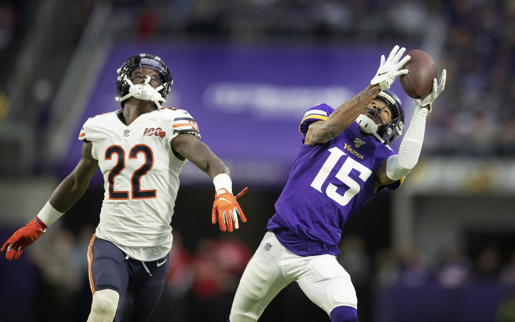 Minnesota Vikings wide receiver Alexander Hollins (15) caught a first down catch over Chicago Bears defensive back Kevin Toliver (22) in the fourth quarter.