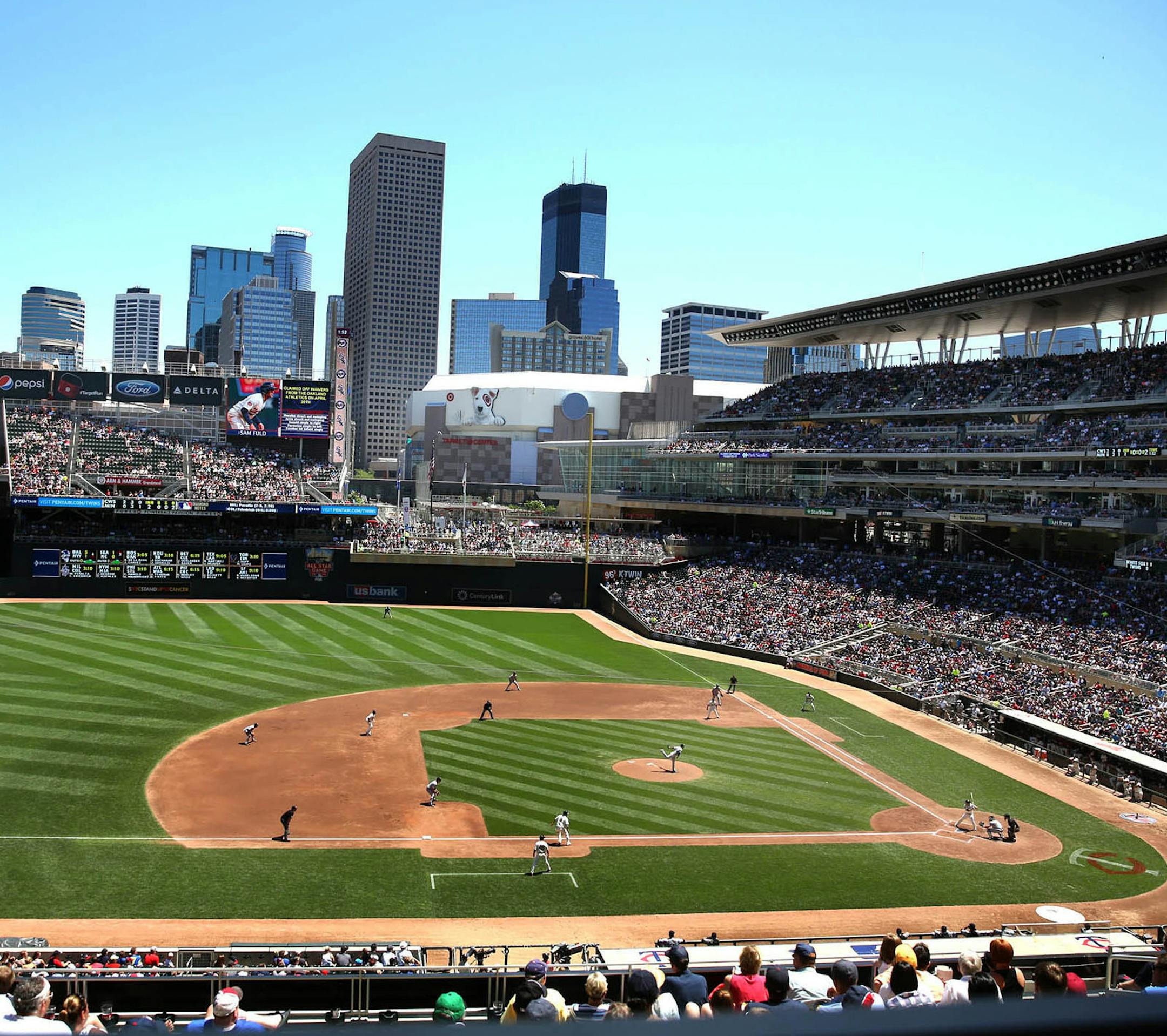 The Twins loaded the bases in the second inning as fans enjoyed the sunshine on a beautiful afternoon for a baseball game. ] JIM GEHRZ ‚Ä¢ jgehrz@startribune.com / Minneapolis, MN / June 21, 2014/1:10 PM BACKGROUND INFORMATION: The Minnesota Twins played the Chicago White Sox at Target Field Saturday afternoon. The Twins won the game 4-3. ORG XMIT: MIN1406211653412892