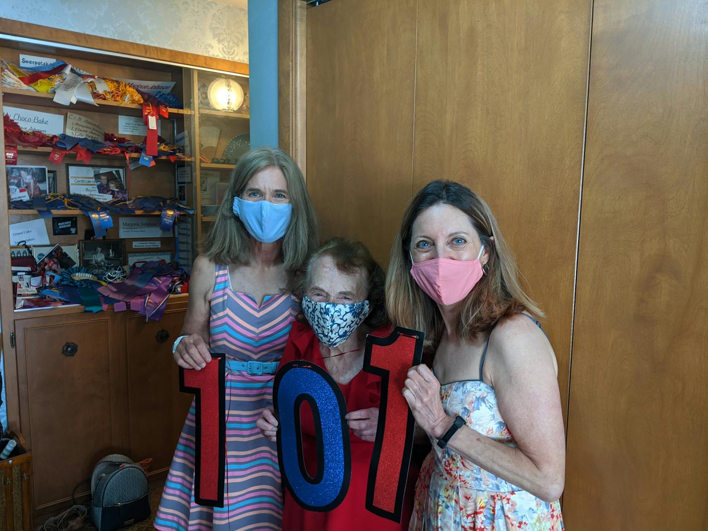 Marjorie Johnson, center, follows doctors' advice to wear a mask.