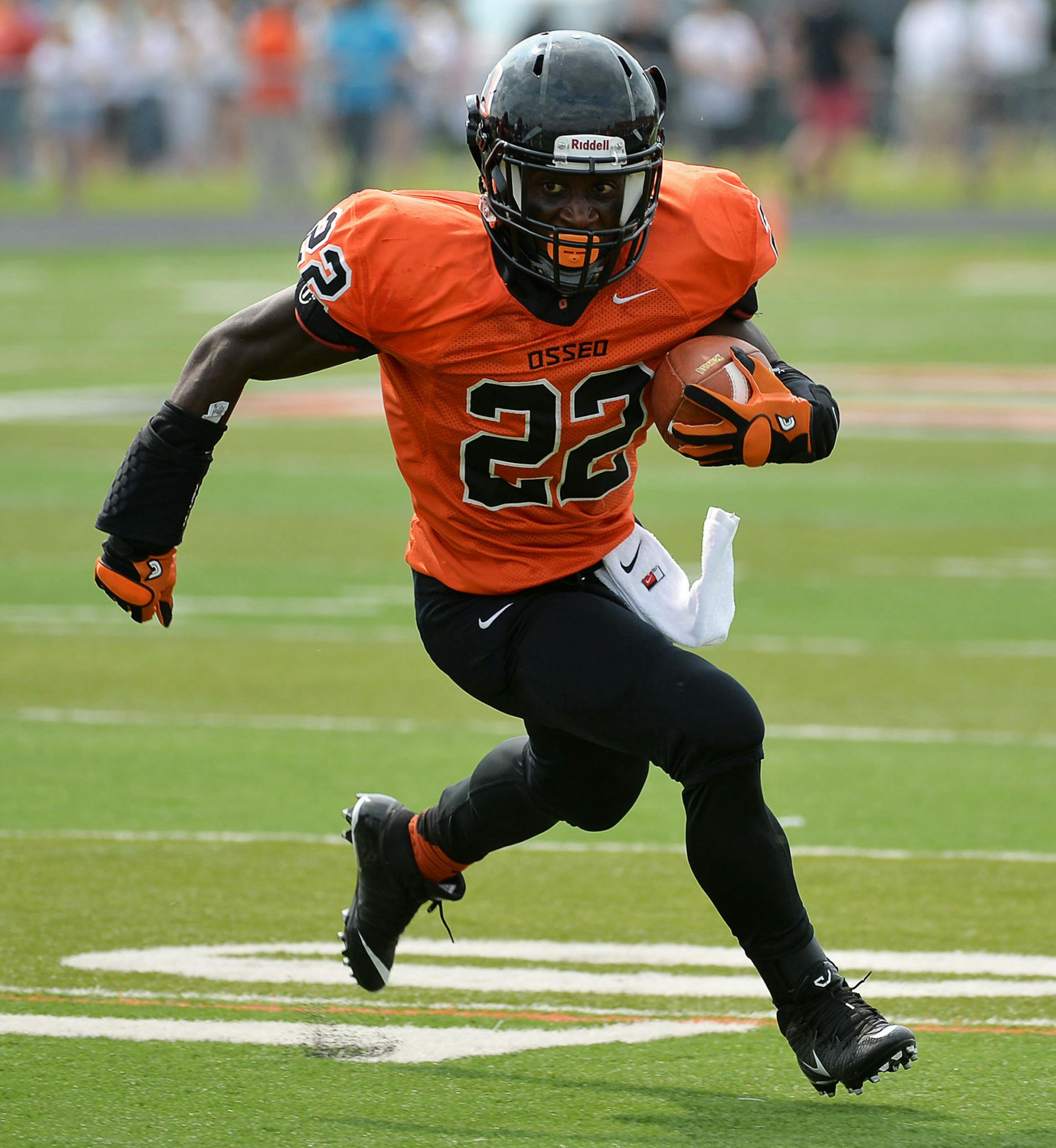 Osseo Running Back Prince G Kruah ran with the ball during the 2nd quarter at the Maple Grove vs Osseo football game at Osseo High School in Osseo, Minn. on Saturday August 22, 2015. ] RACHEL WOOLF · rachel.woolf@startribune.com Osseo defeated Maple Grove 22-15. ORG XMIT: MIN1508221730061691