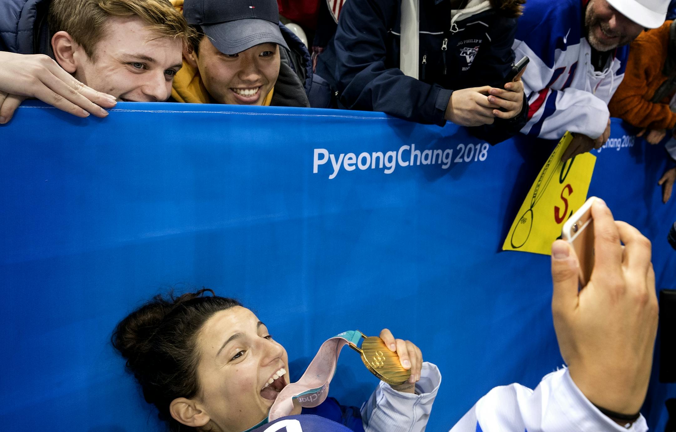 Amanda Pelkey (37) took a selfie with fans and the gold medal.