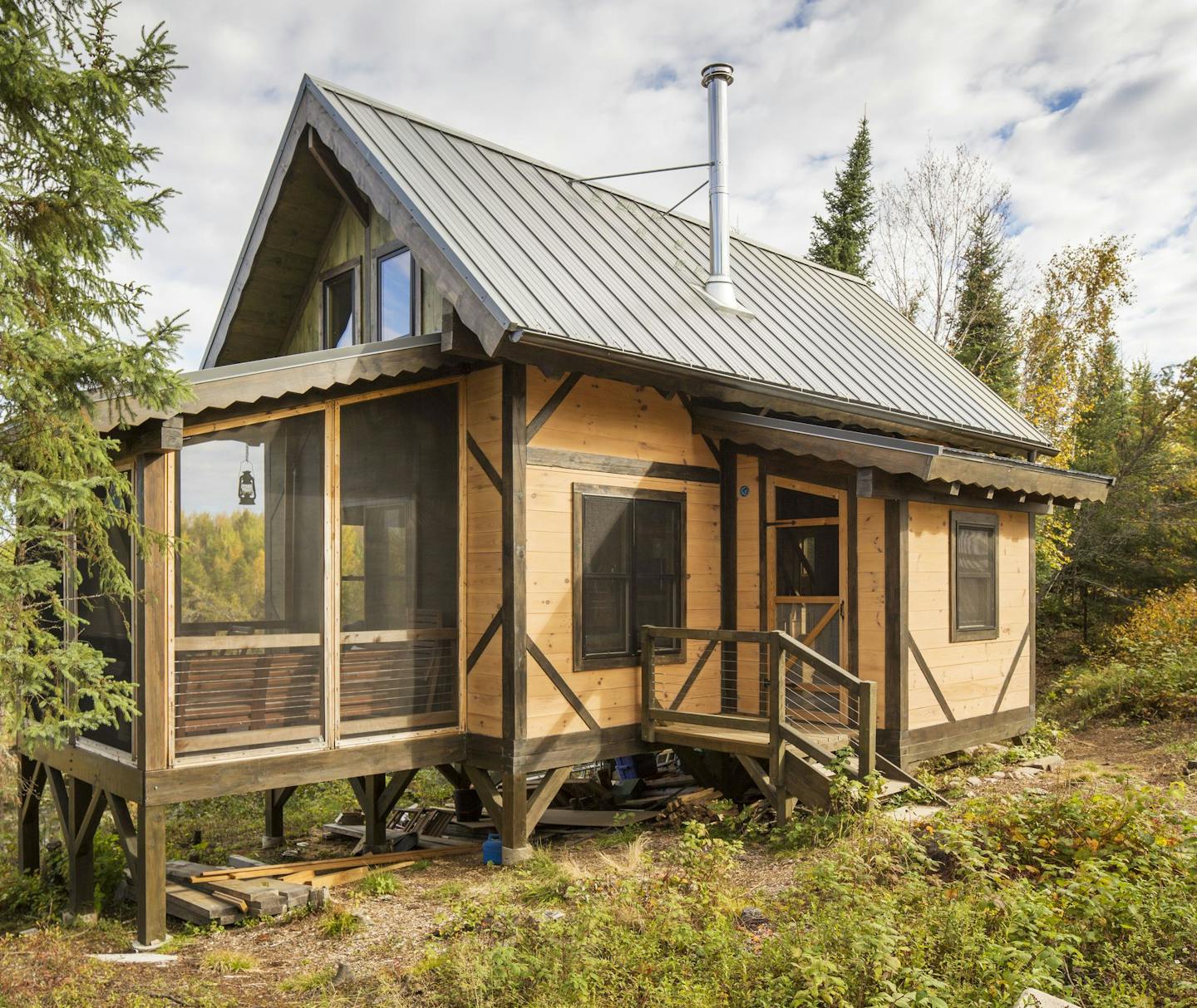 The screened porch and entry mudroom adds lounging and storage space, above.