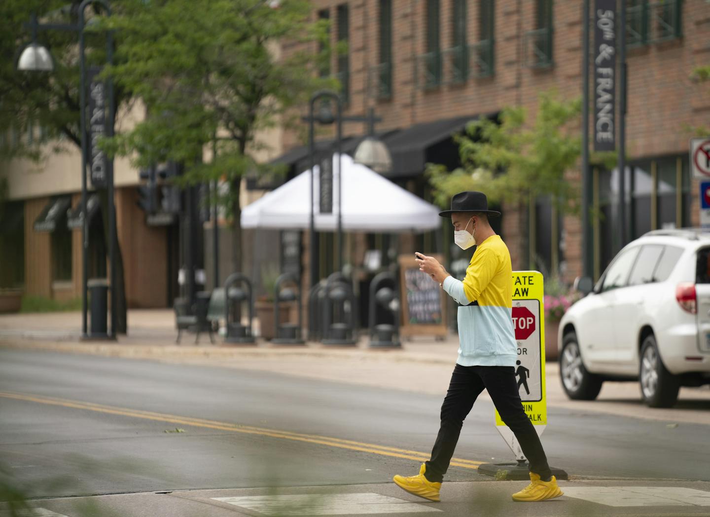 Crossing W. 50th St. in Edina Monday afternoon. ] JEFF WHEELER • Jeff.Wheeler@startribune.com Edina is one of three cities in the state that are slated to make a decision Monday about whether two require masks. At the 50th & France shopping district in Edina Monday afternoon, June 29, 2020 shoppers went about their daily lives.