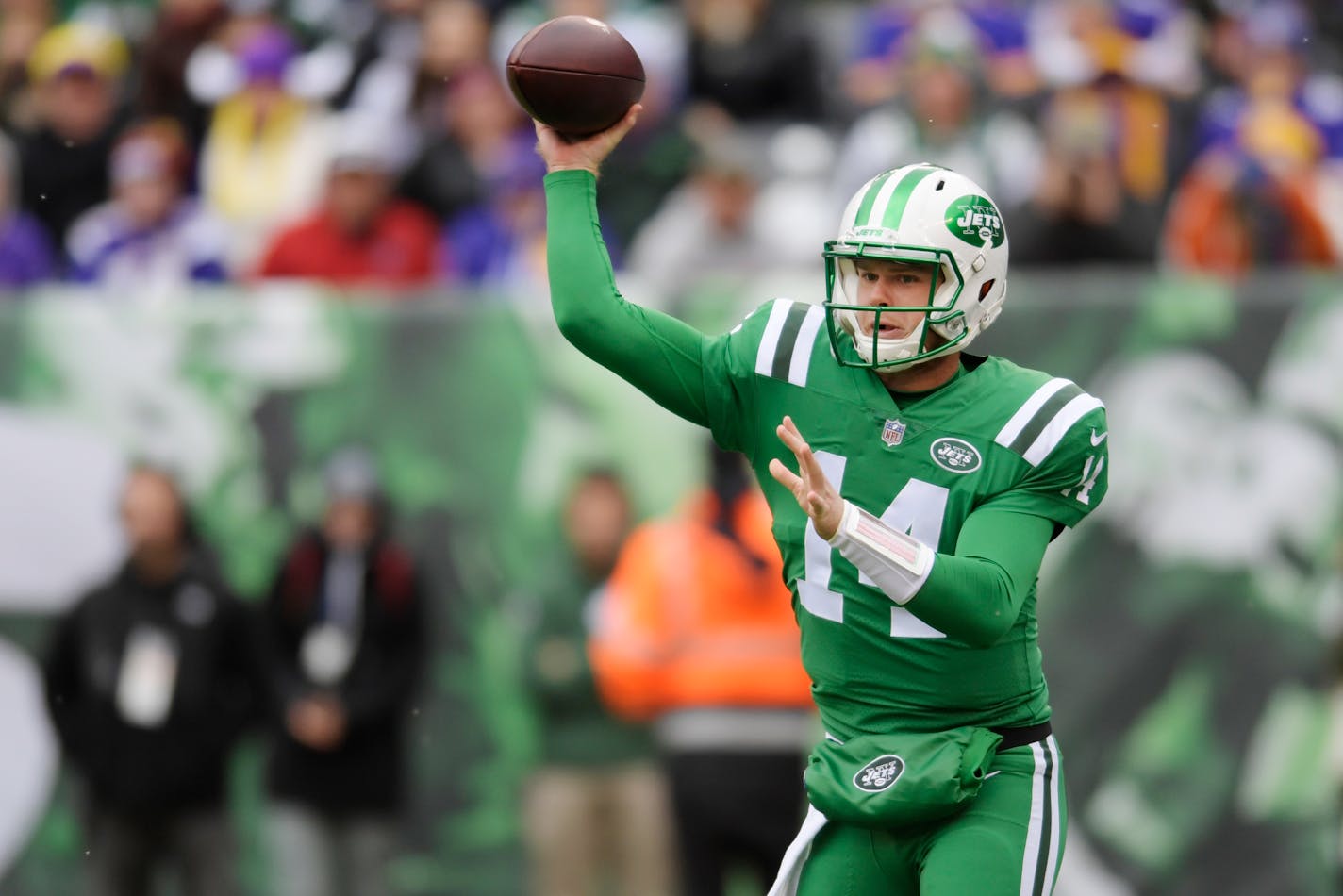 New York Jets quarterback Sam Darnold (14) throws a pass during the first half of an NFL football game against the Minnesota Vikings Sunday, Oct. 21, 2018, in East Rutherford, N.J. (AP Photo/Bill Kostroun)